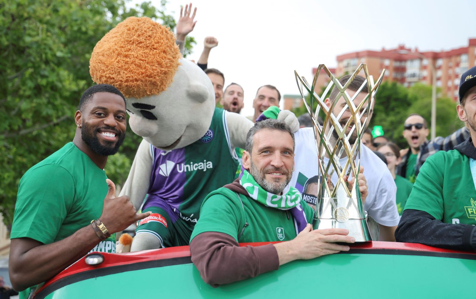 El Unicaja celebra en las calles de Málaga el título de la BCL