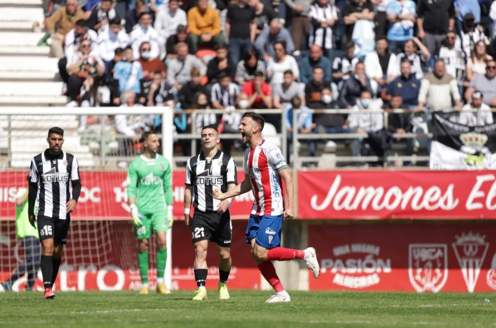 Iván celebra el gol de la victoria del Algeciras ante la Balona.