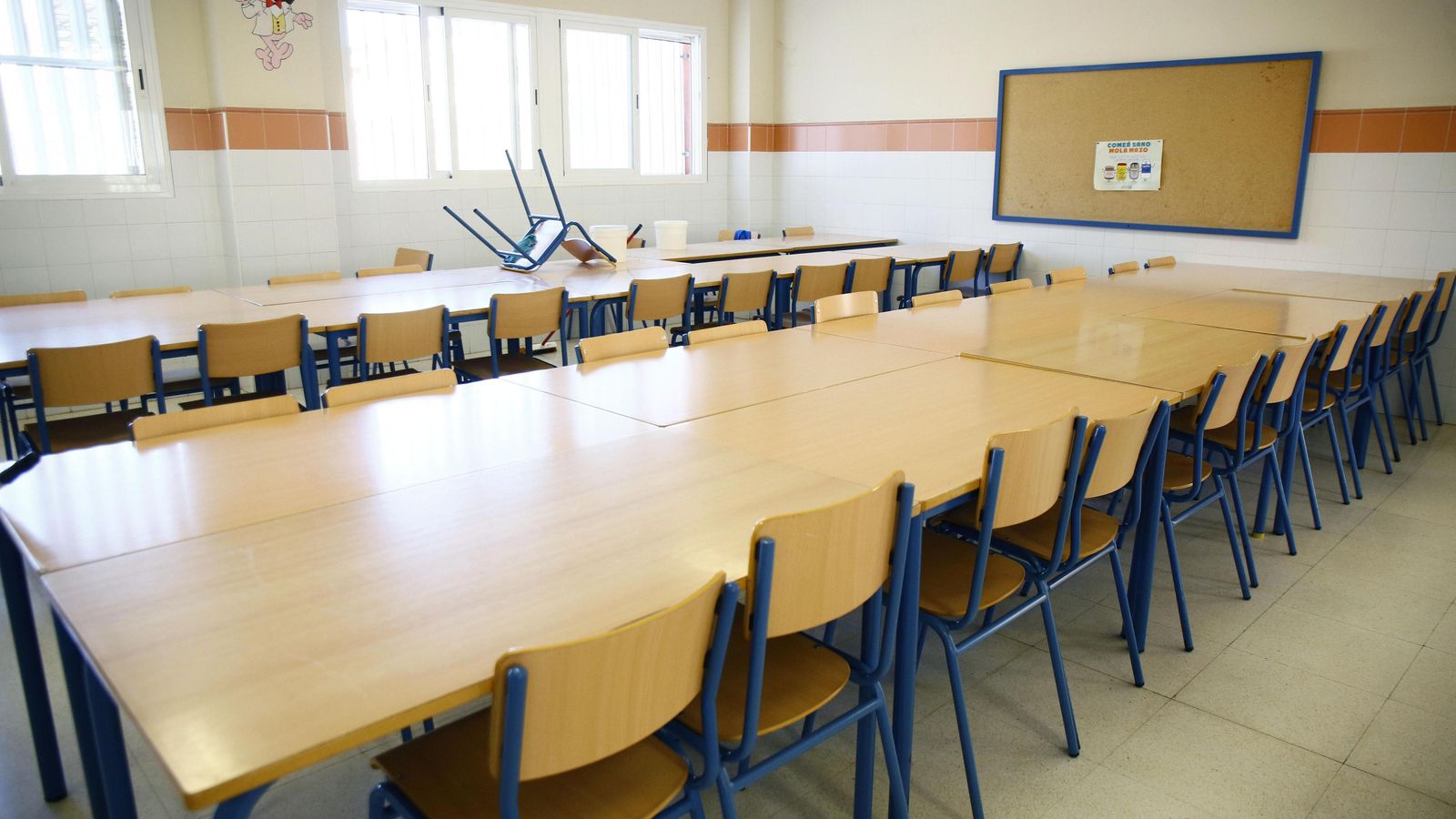 Comedor del centro preparado para grupos de convivencia.
