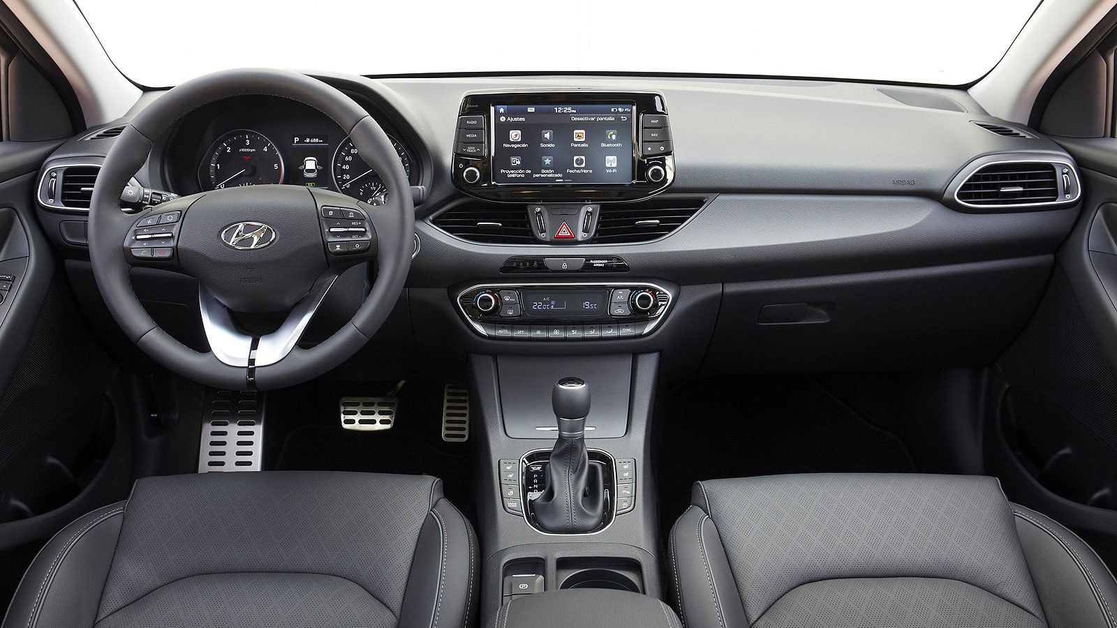 El interior sobresale por su pantalla de ocho pulgadas.