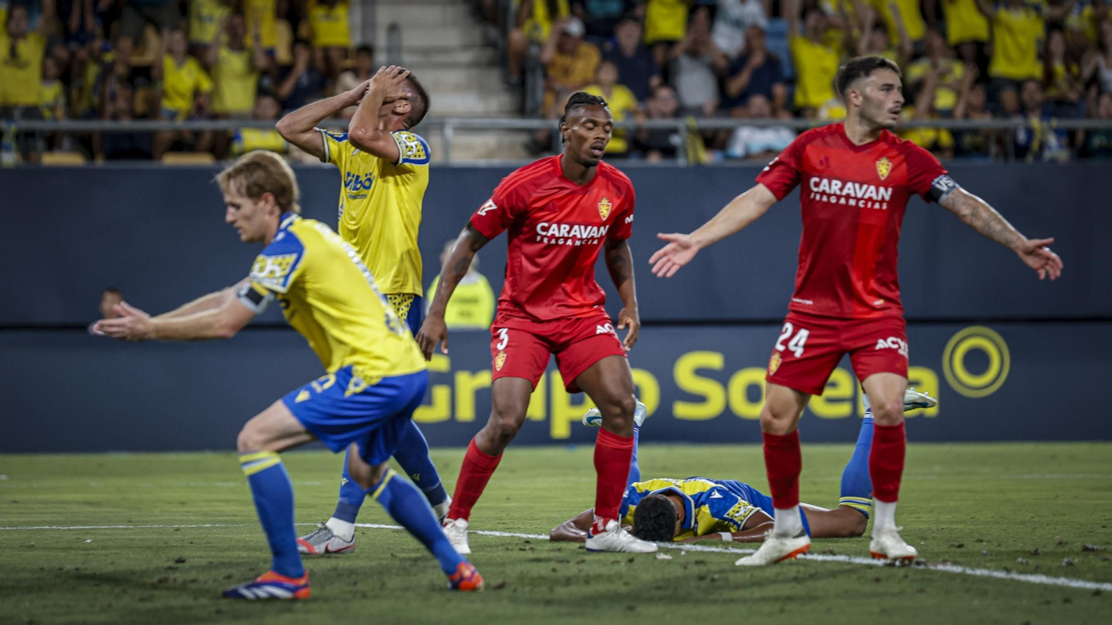Búscate entre las fotos del partido de fútbol entre Cádiz CF y Real Zaragoza