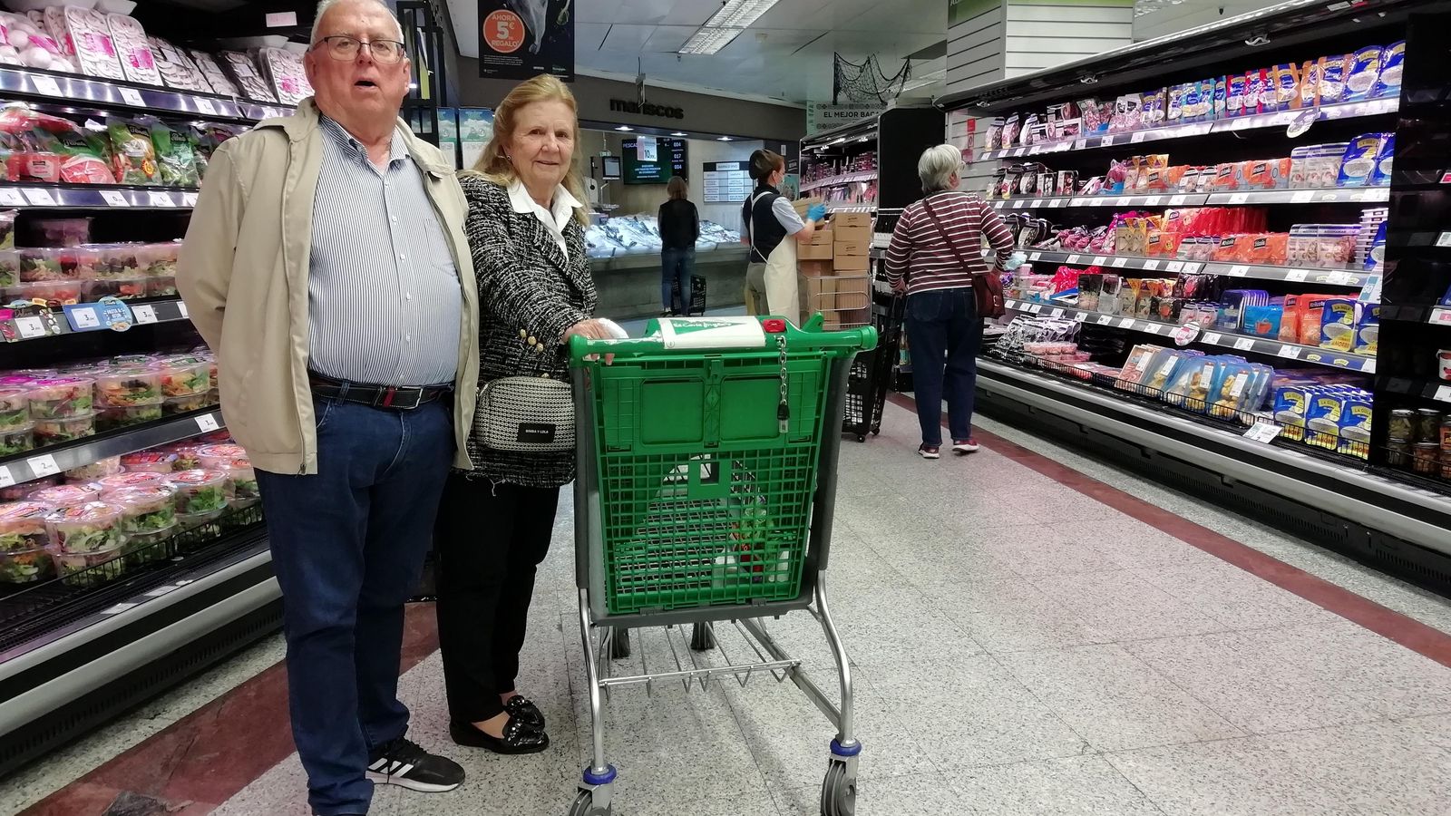 Antonio López y Mari Paz Ruiz, en el supermercado de El Corte Inglés.