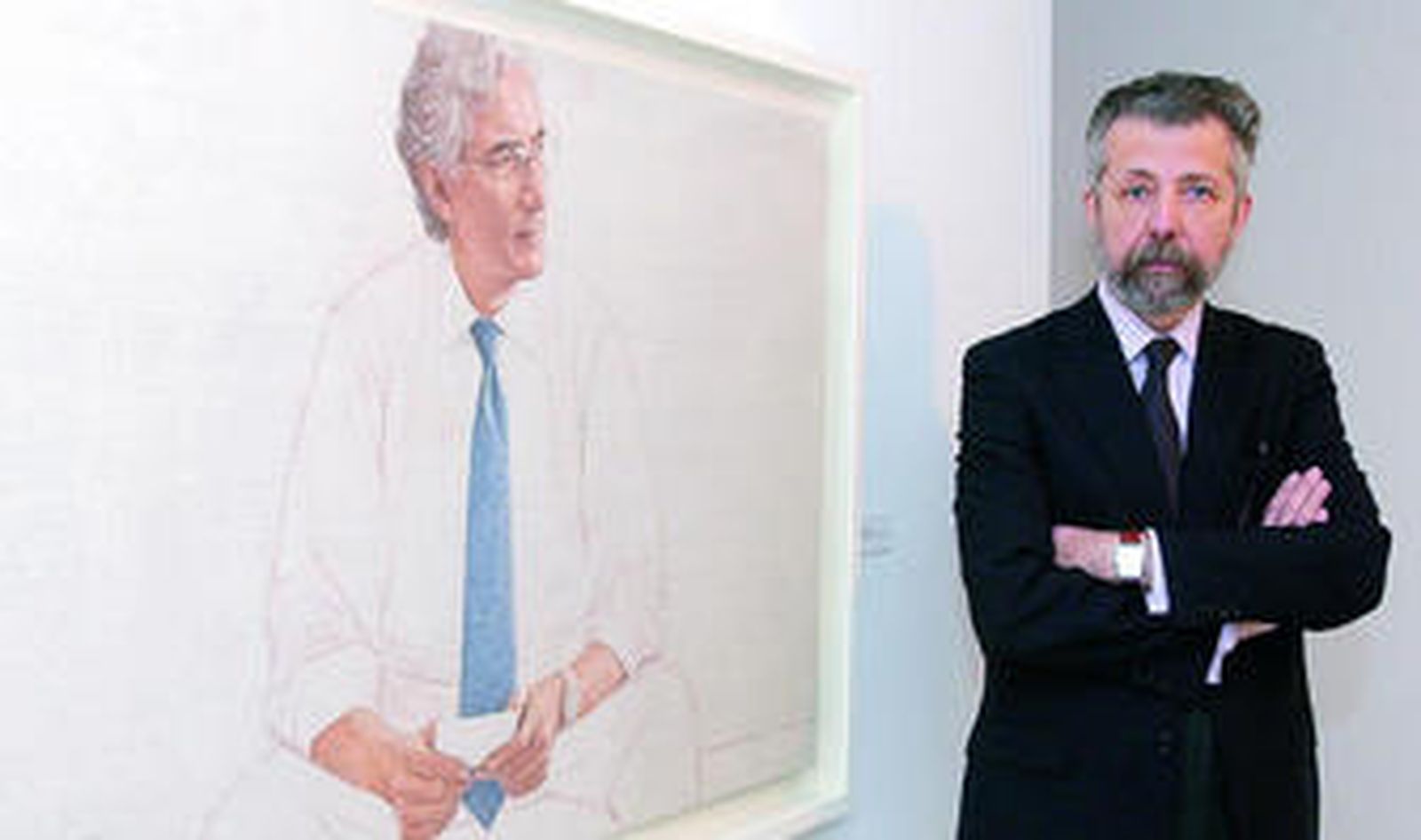 Hernán Cortés, ante el retrato de Sir Ronald Cohen, una de las piezas cedidas por coleccionistas privados para esta exposición.