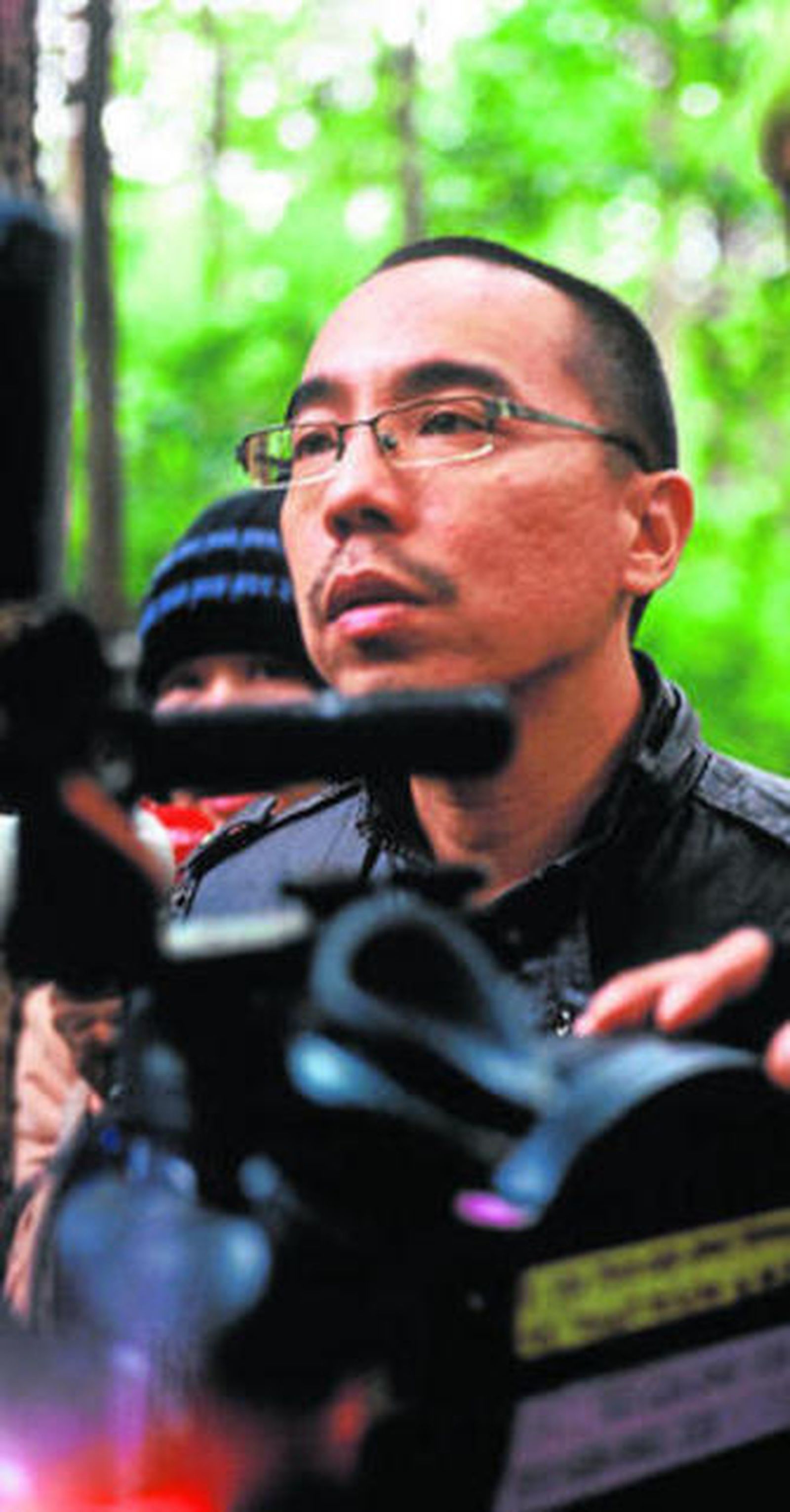 Quien se asome a 'Blissfully yours', de Apichatpong Weerasethakul (a la izquierda, durante un rodaje), se llevará a cambio otros placeres bien distintos  y tanto o más satisfactorios que los de la vieja narración: aquéllos que proceden de la apabullante sensorialidad de su puesta en escena.