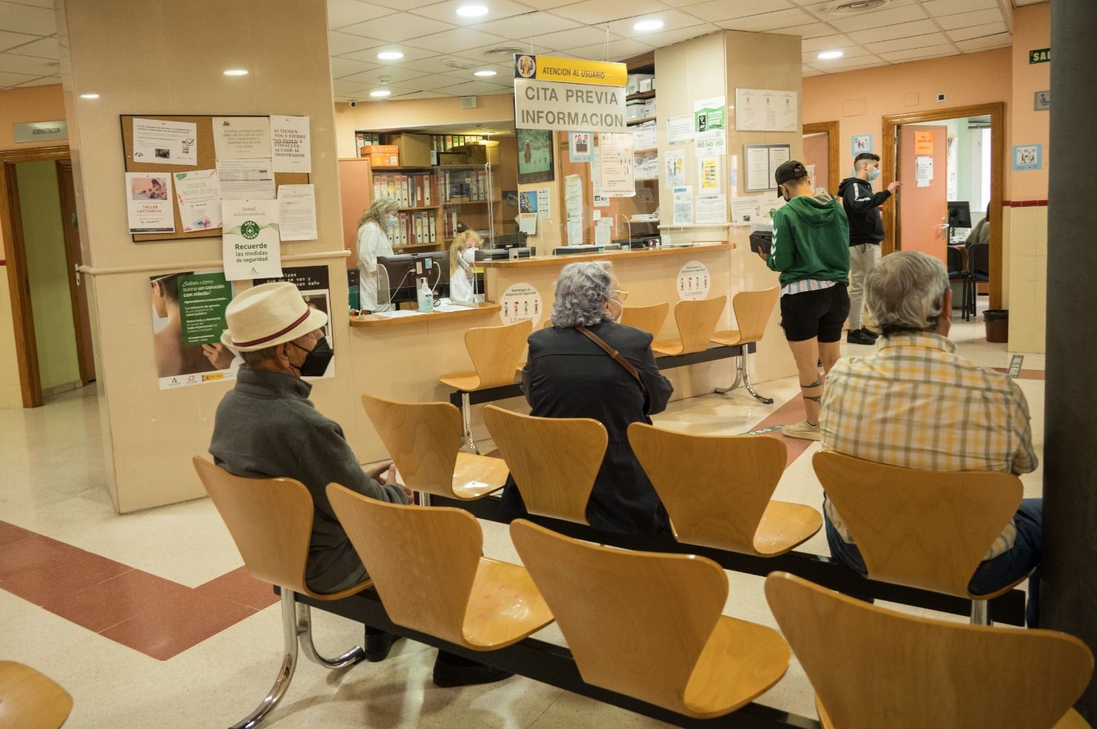 Salud destaca la apuesta por la presencialidad total en la Atención Primaria de Granada y Andalucía