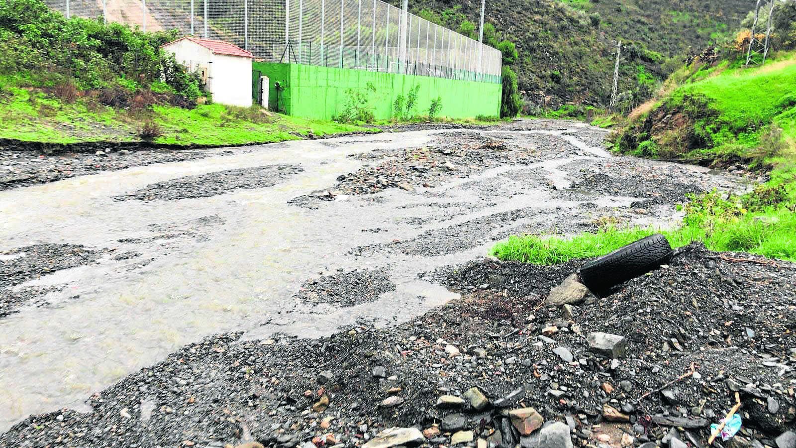 Arroyo de Benagalbón junto al acceso del campo de fútbol de este núcleo de Rincón de la Victoria.