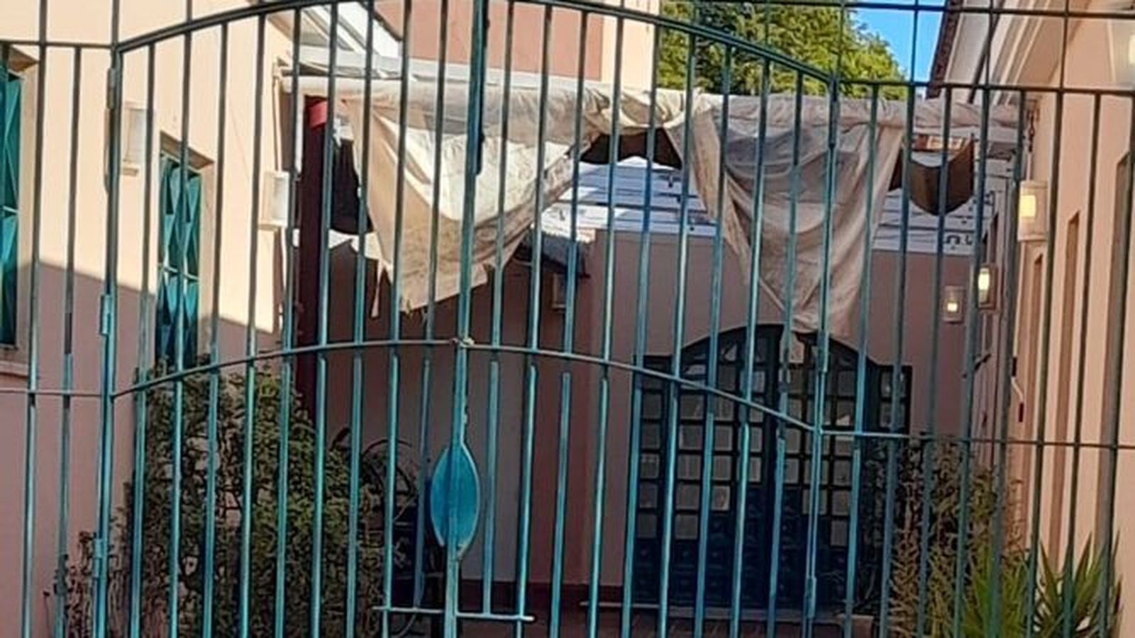 El toldo del patio interior del edificio, deteriorado por el abandono.