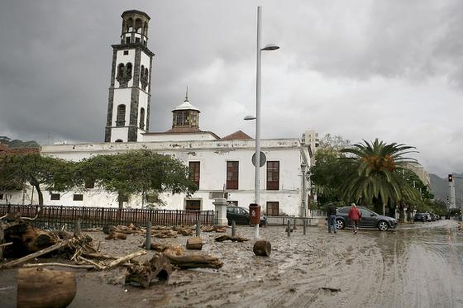 Daños en una calle de Santa Cruz de Tenerife por las intensas lluvias.

Foto: Cristóbal García (Efe)