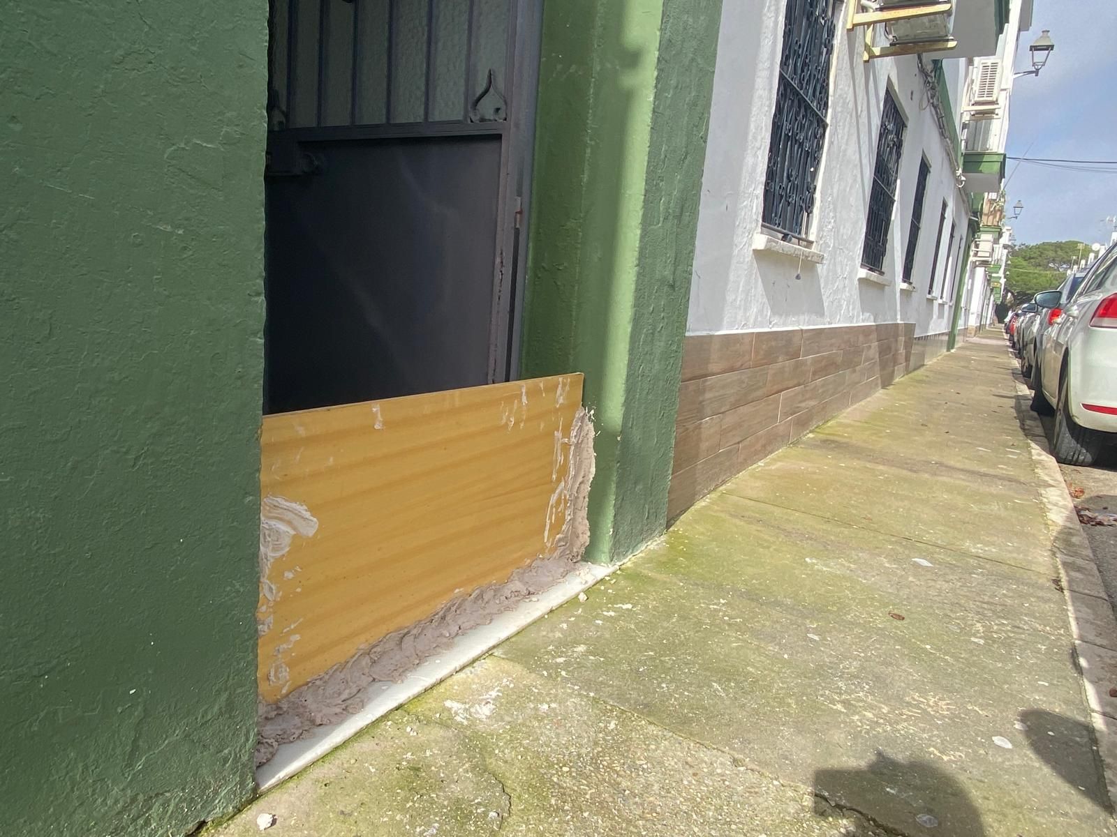 Parapetos en las casas de la avenida de la Bajamar en estos últimos días.