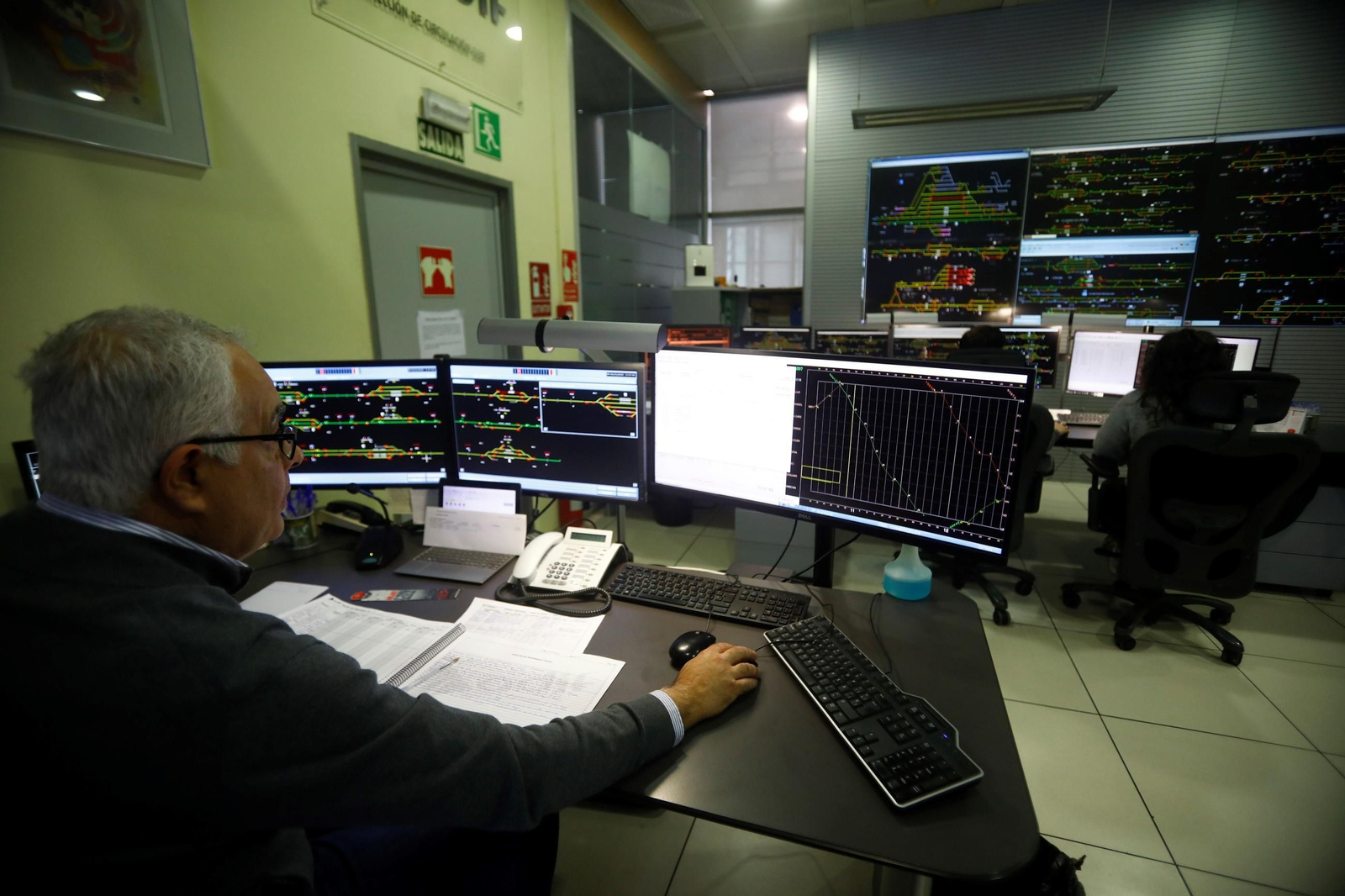 Un día de trabajo en el Centro de Regulación de Circulación de la estación de Córdoba, en imágenes