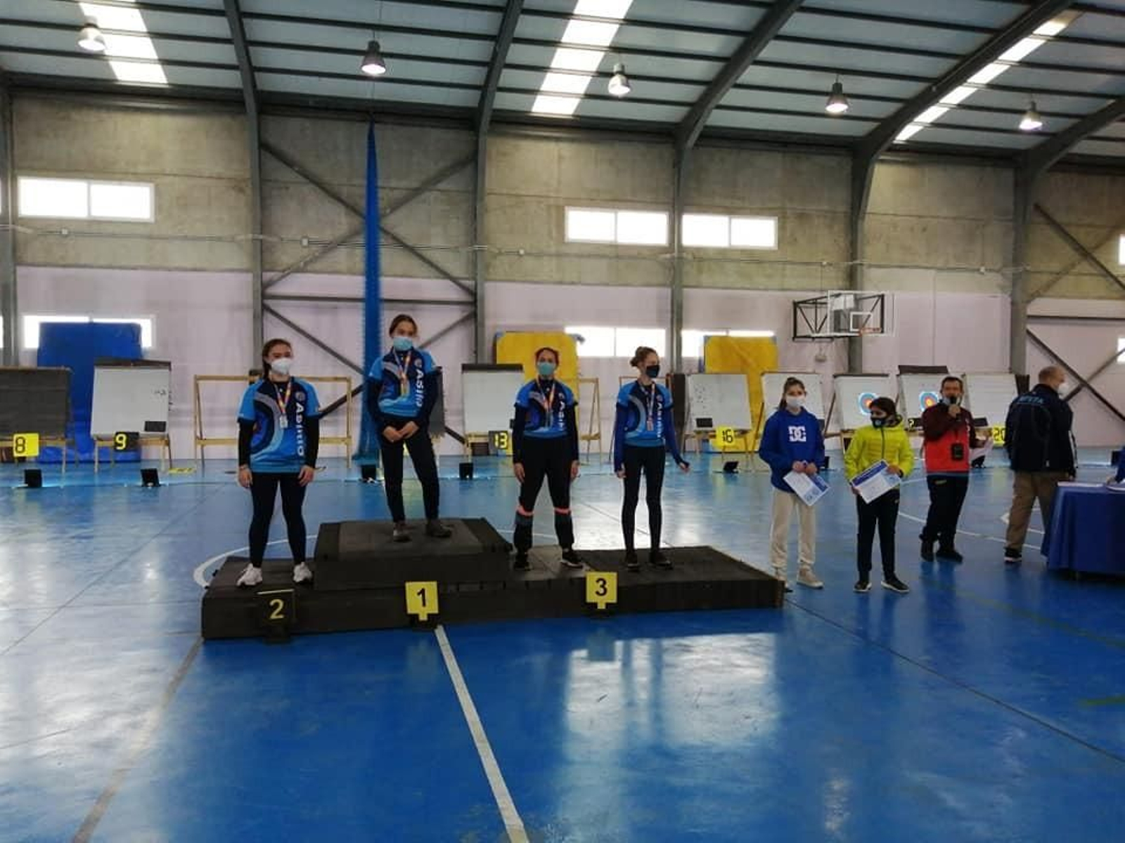 Uno de los podios de la competición. Uno de los podios de la competición.