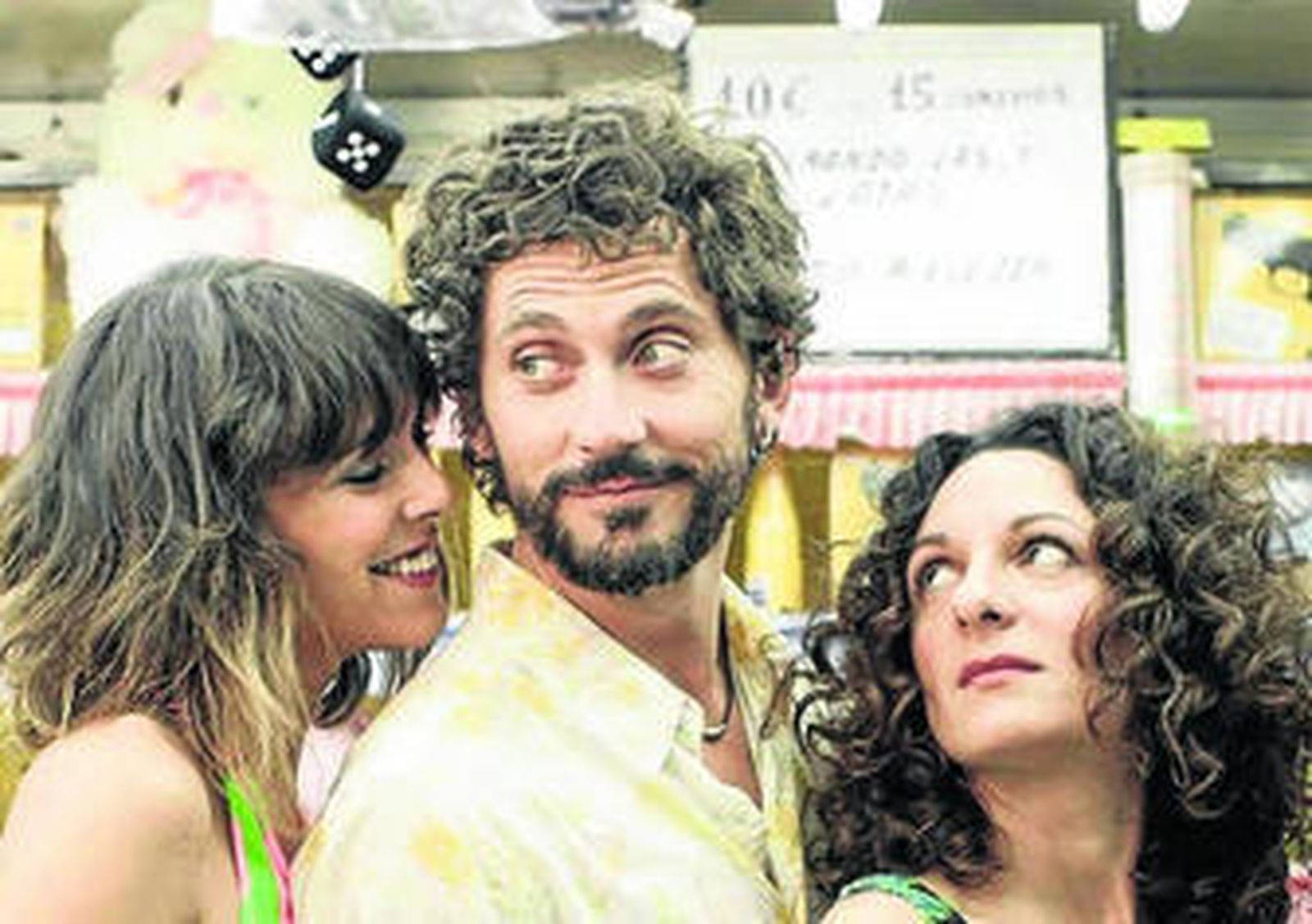 1. Paco León, junto a dos actrices de 'Kiki, el amor se hace', un filme exitoso en taquilla. 2. El equipo de investigación 'Spotlight', reunido para ver cómo y de qué manera van a denunciar la red de pederastia de la Iglesia de Boston.