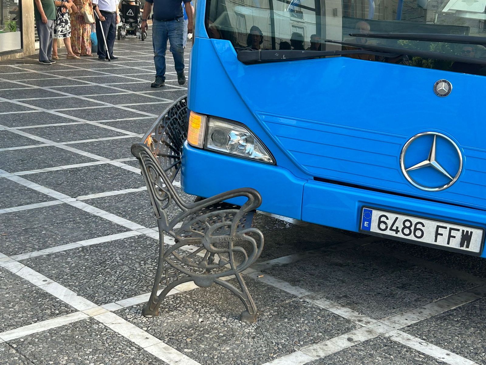 Así ha quedado el autobús urbano de Jerez tras el choque con un banco