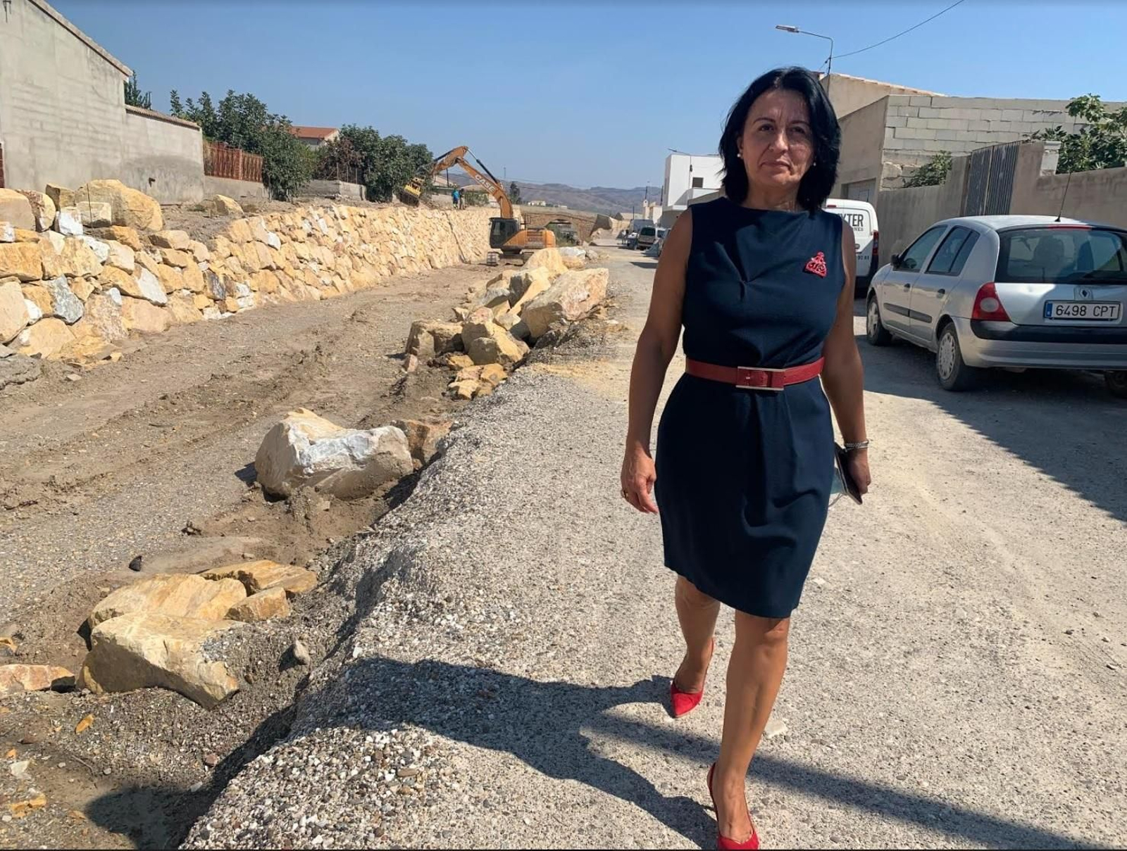 Puri Sánchez, alcaldesa de Cantoria, visitando una obra municipal.