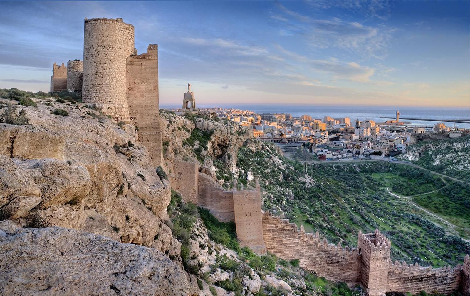 Vista de la Alcazaba de Almería, con el cerro de San Cristóbal al fondo.