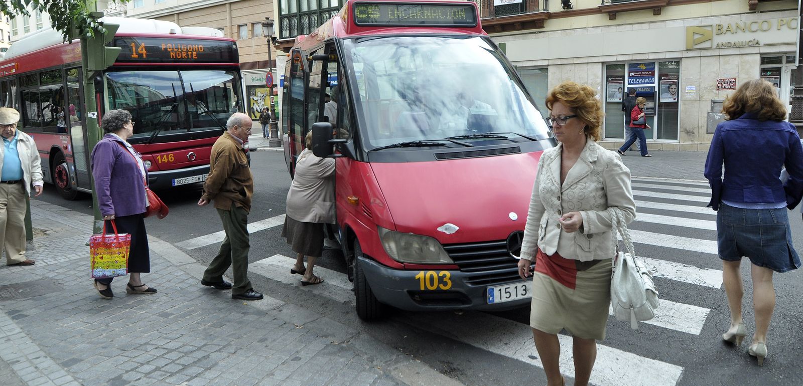 Cuatro sindicatos de Tussam acusan al alcalde de Sevilla de "imponer" nuevas líneas sin contar con la plantilla