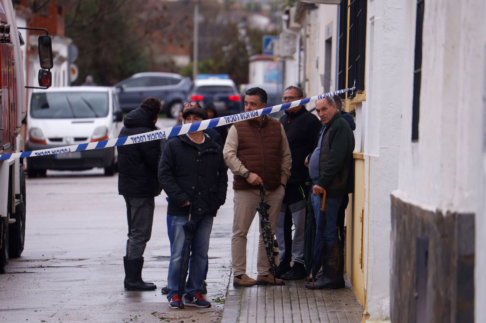 Los vecinos de Alcolea y de las parcelas de Guadalvalle siguen desalojando sus casas, en imágenes