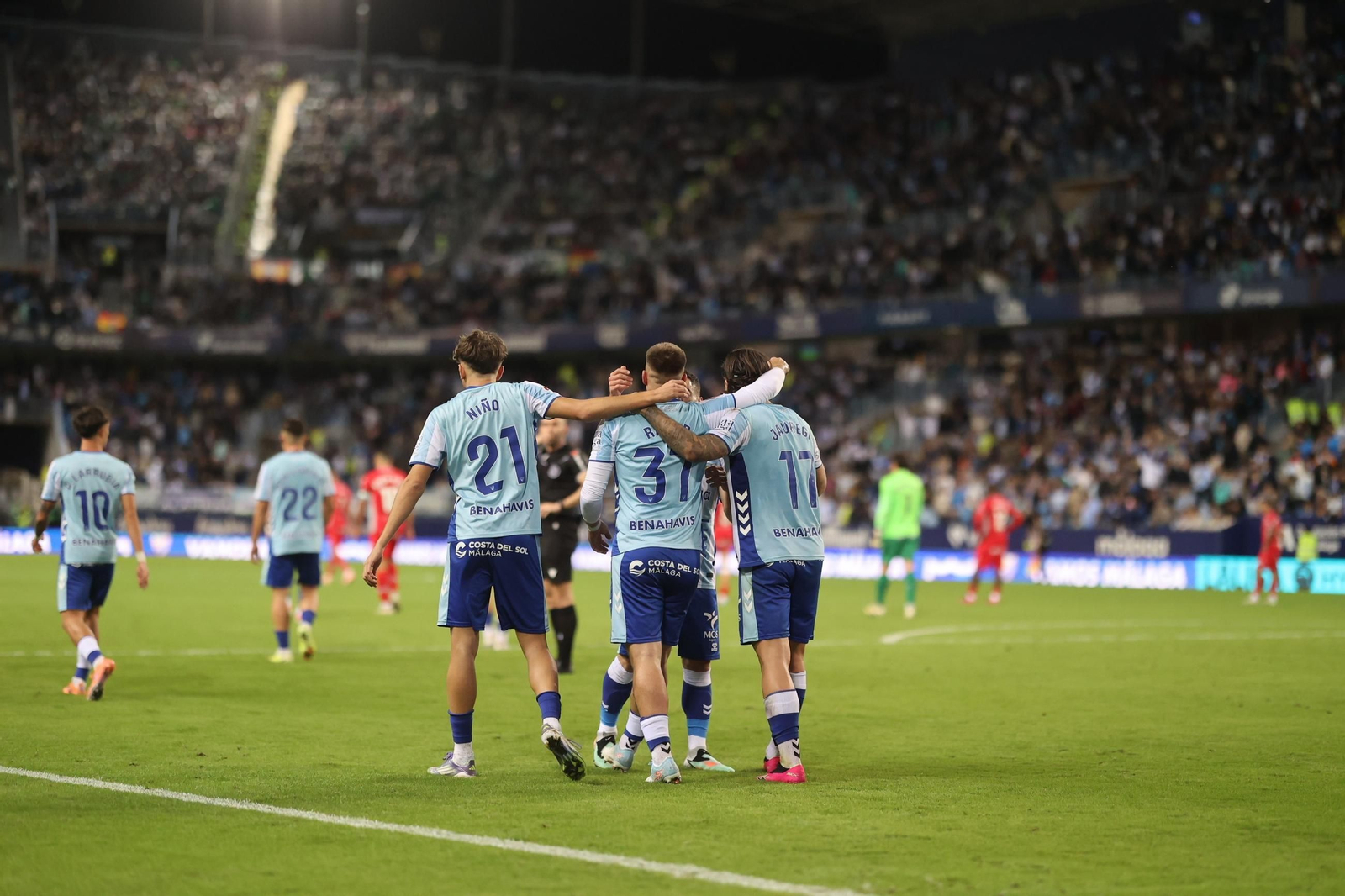 Las fotos del imponente ambiente en La Rosaleda en el Málaga - Córdoba CF