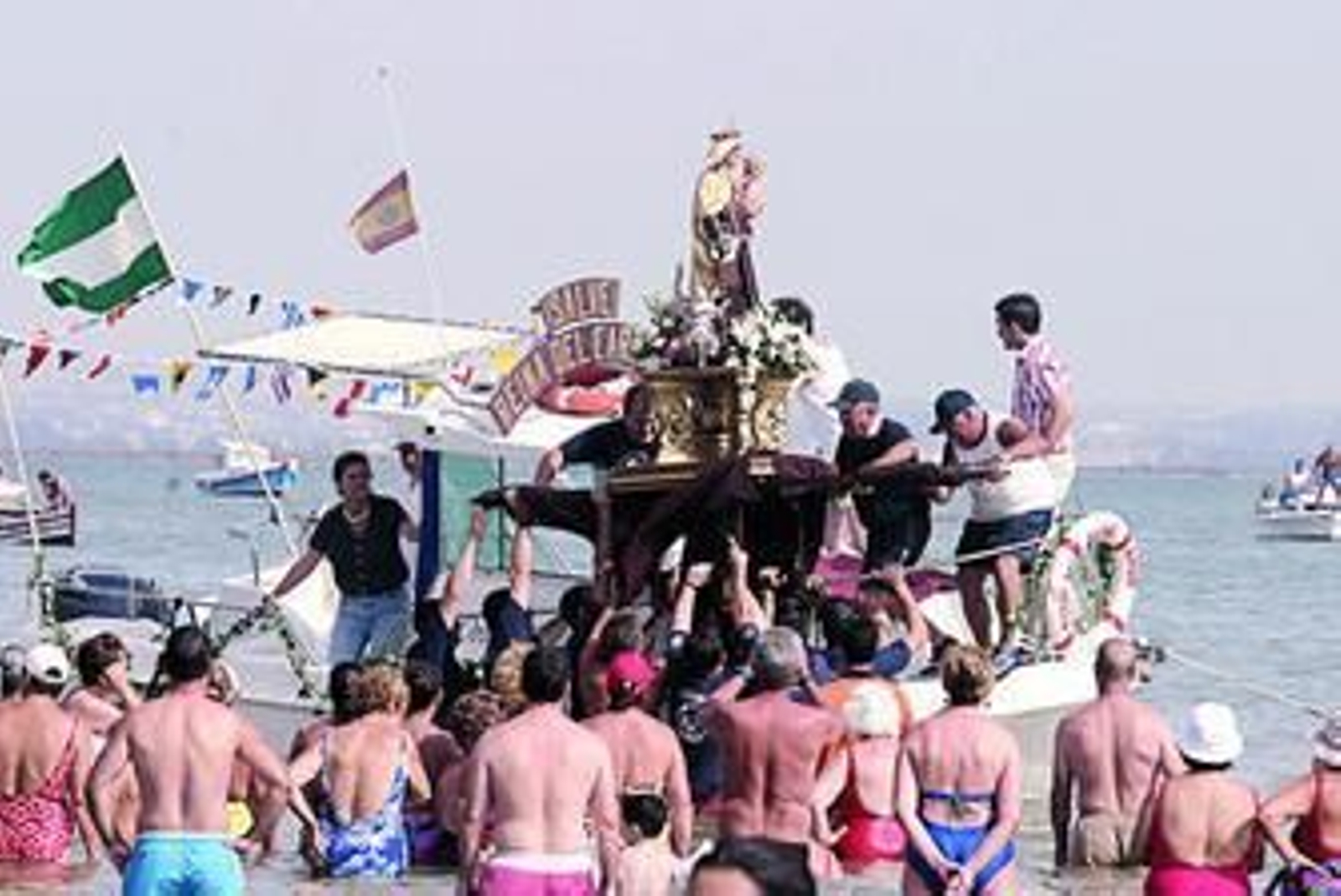 Momento de la procesión marinera de Puerto Real el pasado año, cuando se introducía a la Virgen en el barco.