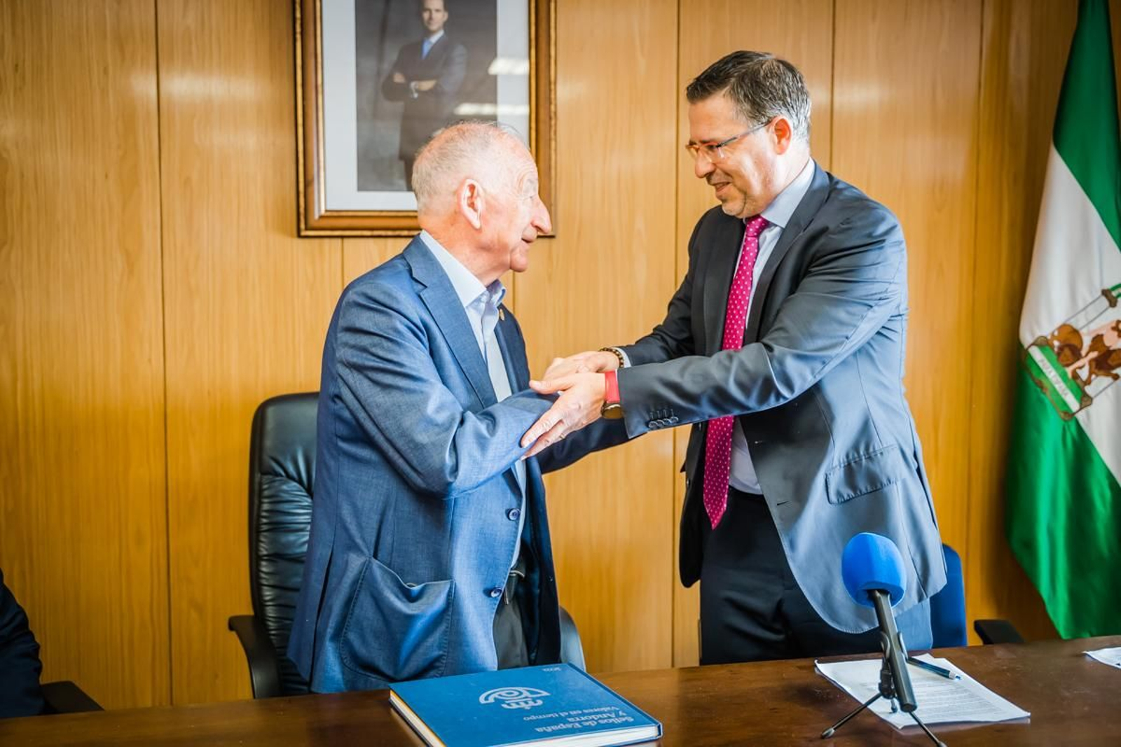 Firma del convenio con Correos.