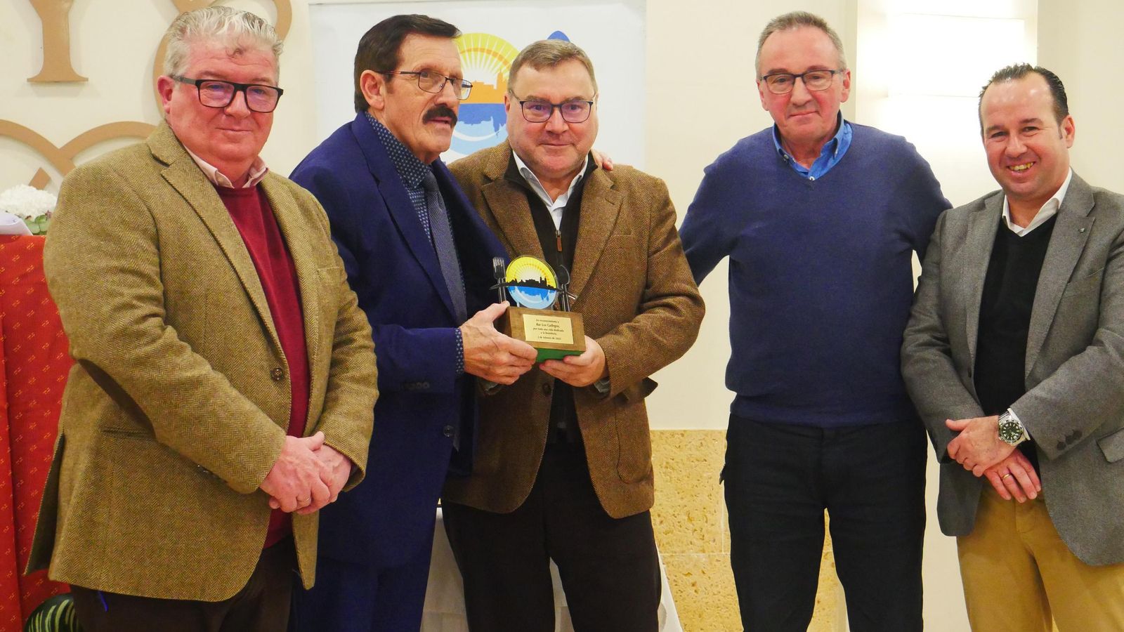 El portavoz de Vox, Carlos Zambrhano, entregó el galardón al Bar Los Gallegos.