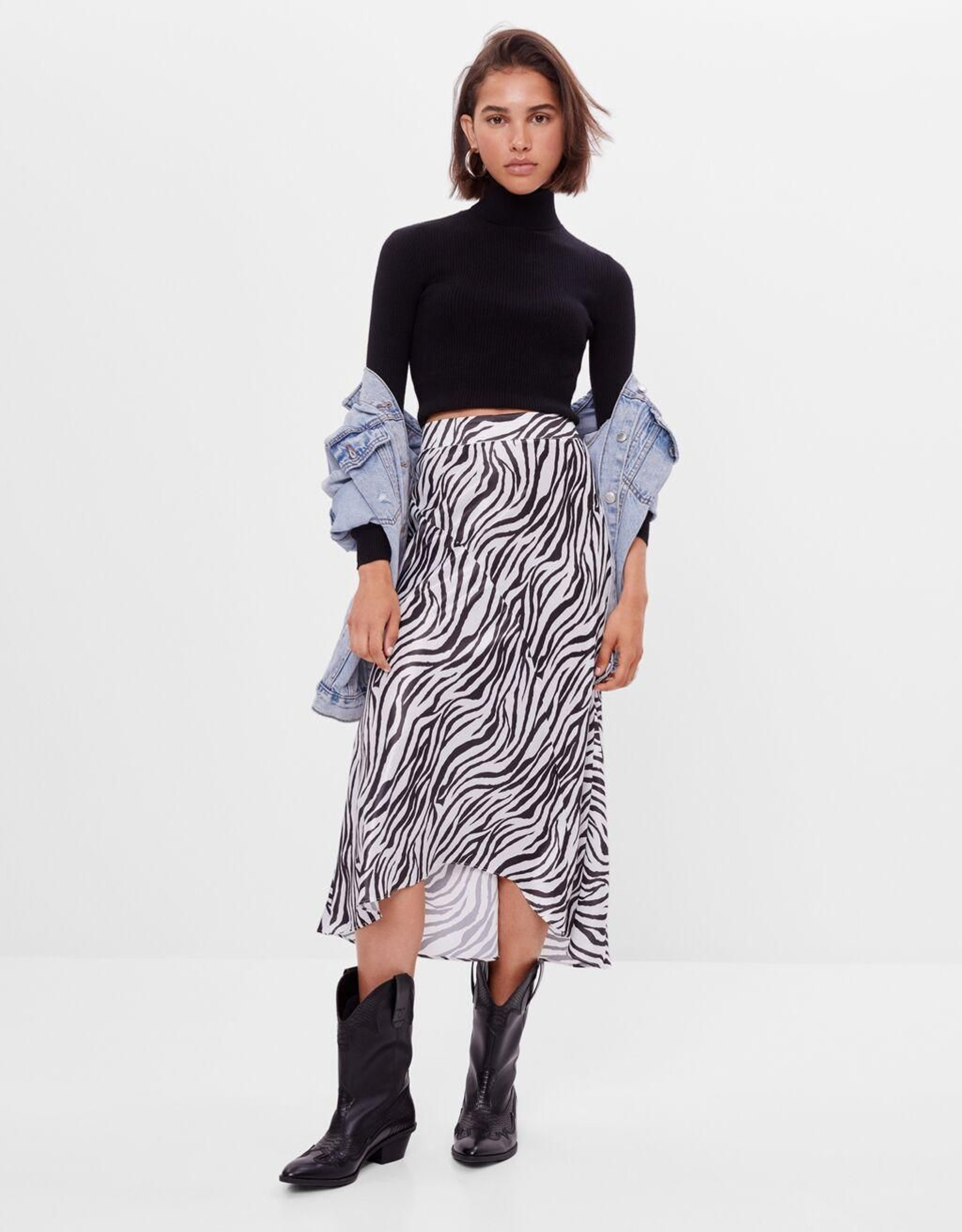 'Outfit' informal con la falda de estampado de cebra de Bershka.
