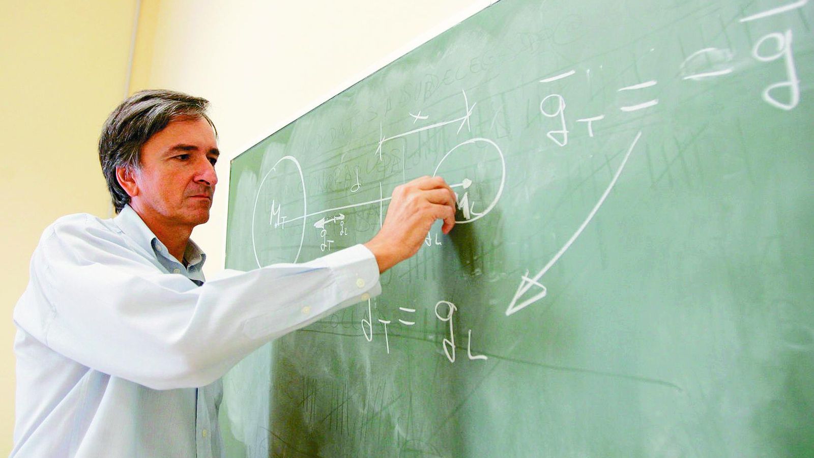 Un profesor realiza un ejercicio de Matemáticas en una pizarra.