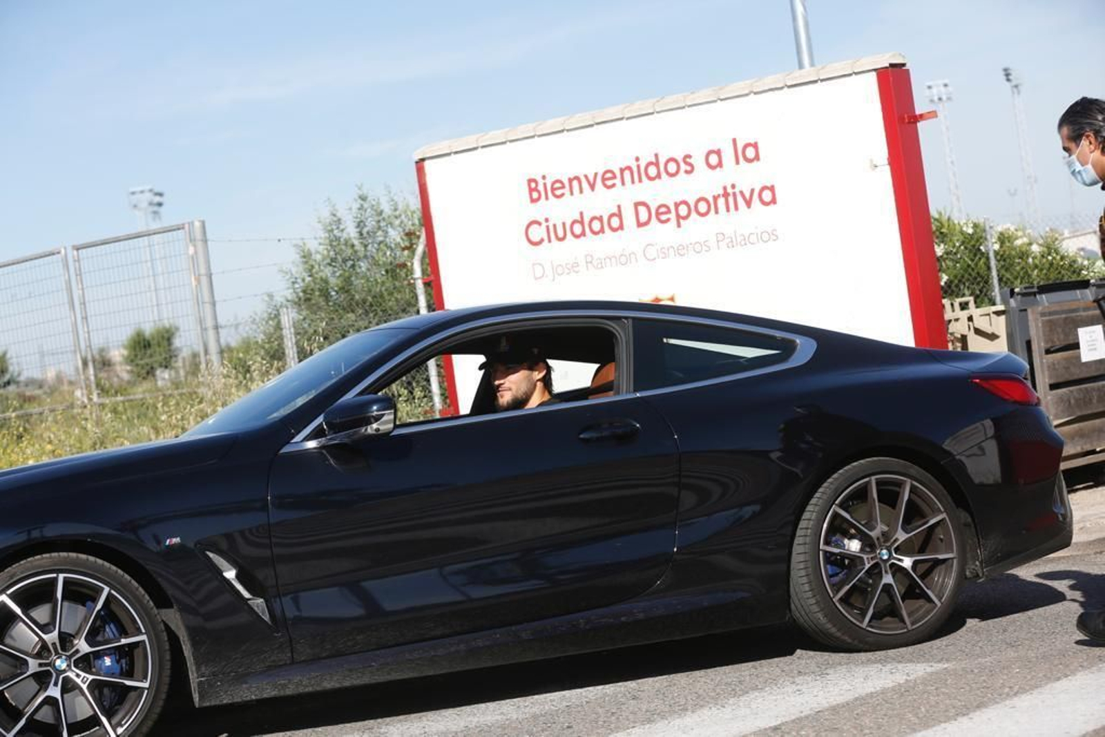 Nemanja Gudelj llega con su coche a la Ciudad Deportiva del Sevilla FC.