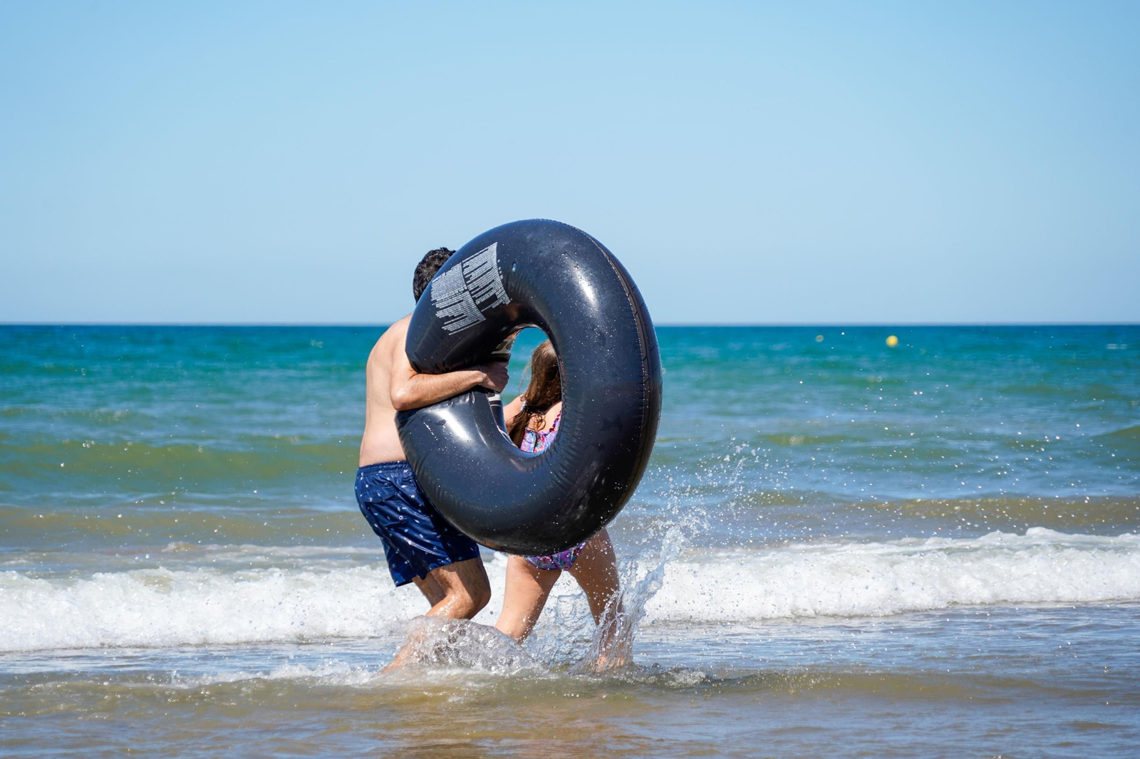 Dos bañistas en una playa de Huelva.