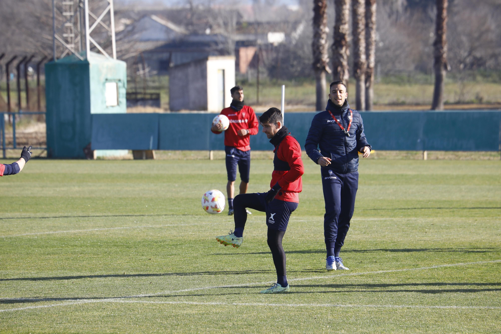 Javi Flores toca el balón durante uno de los entrenamientos de la semana.