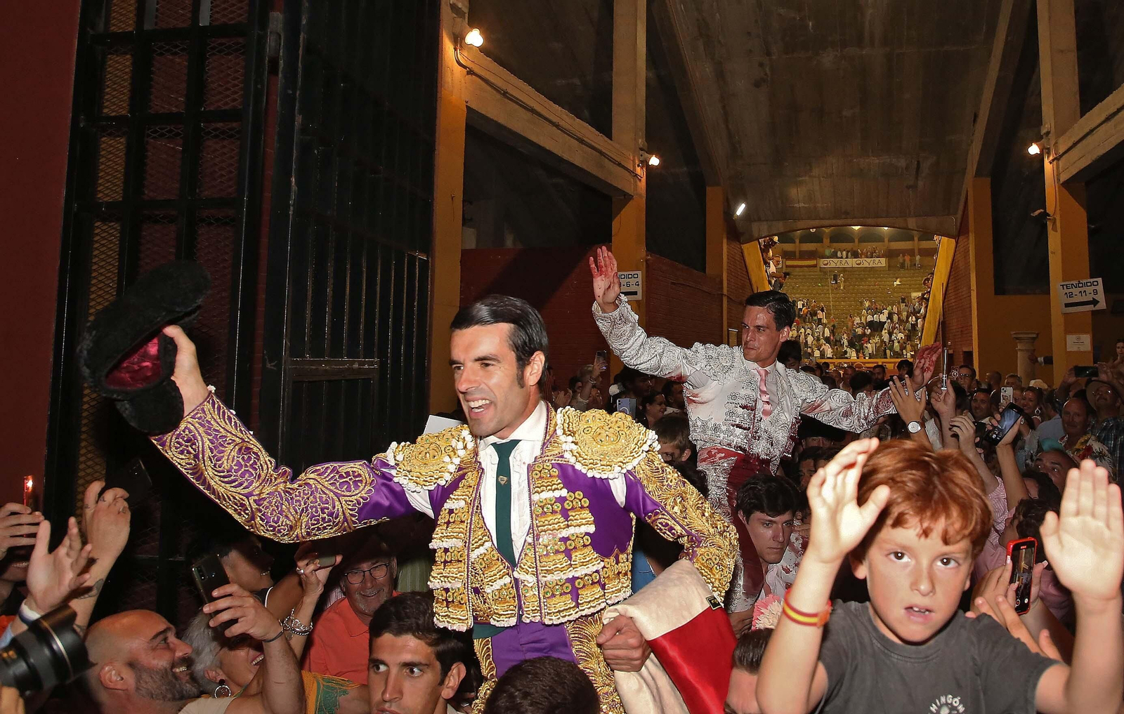 Fotos de la corrida del viernes de la Feria Taurina de Algeciras 2023: Morante de la Puebla, Emilio de Justo y David Galván