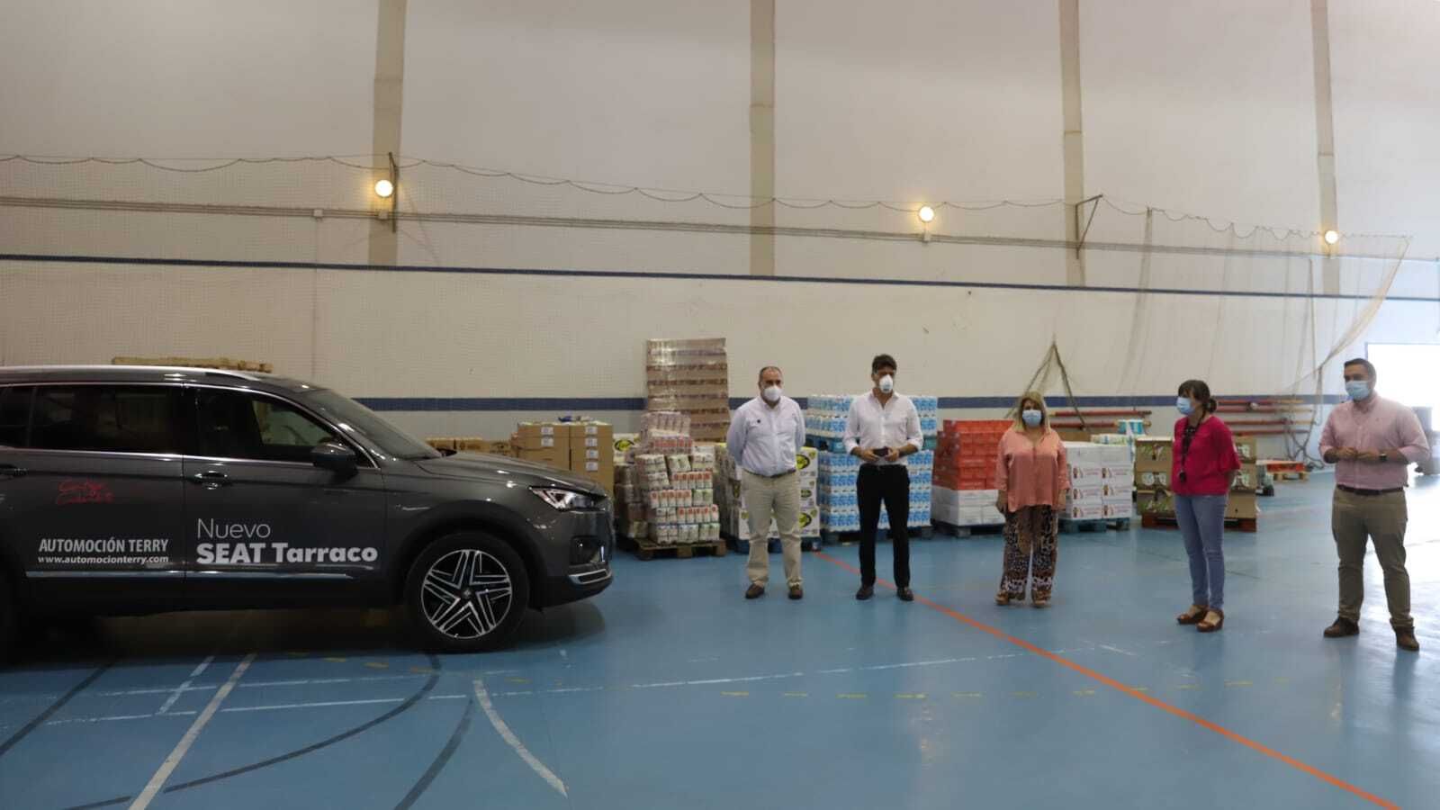 Responsables de Automoción Terry junto a la alcaldesa en el pabellón Kiko Narvéz.