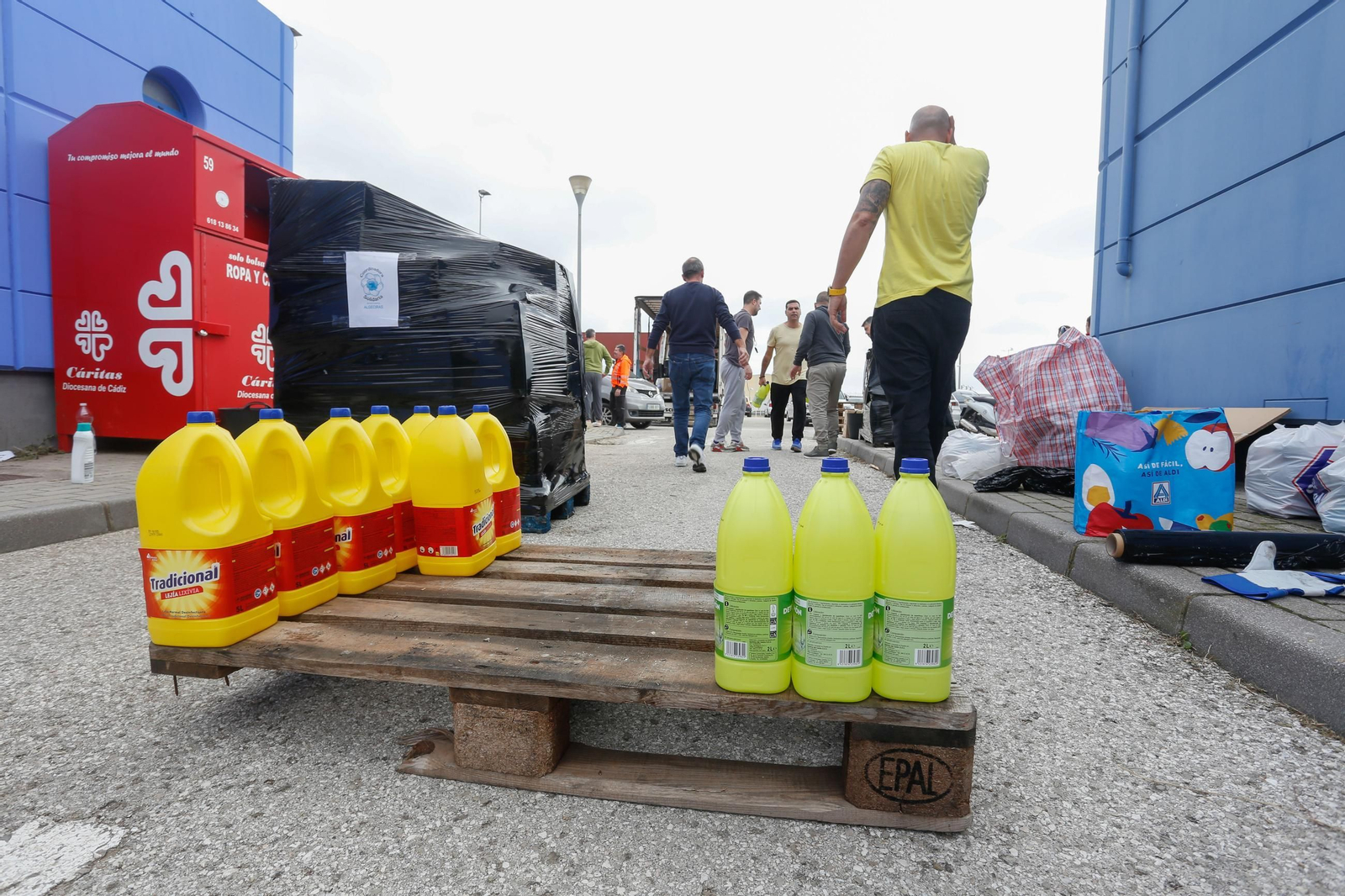 Fotos de la recogida de alimentos y enseres para ayudar a los afectados por la DANA en Valencia