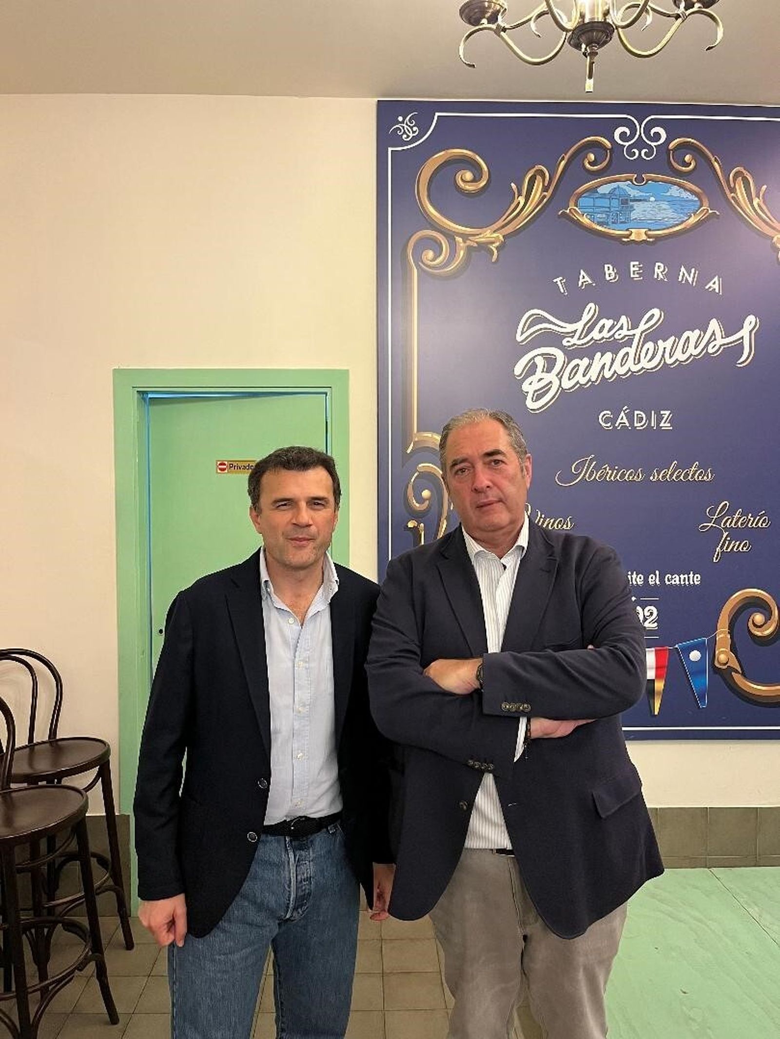 El alcalde de Cádiz, Bruno García,con Antonio Hernández-Rodicio, durante  la celebración del aniversario de La Taberna las Banderas.