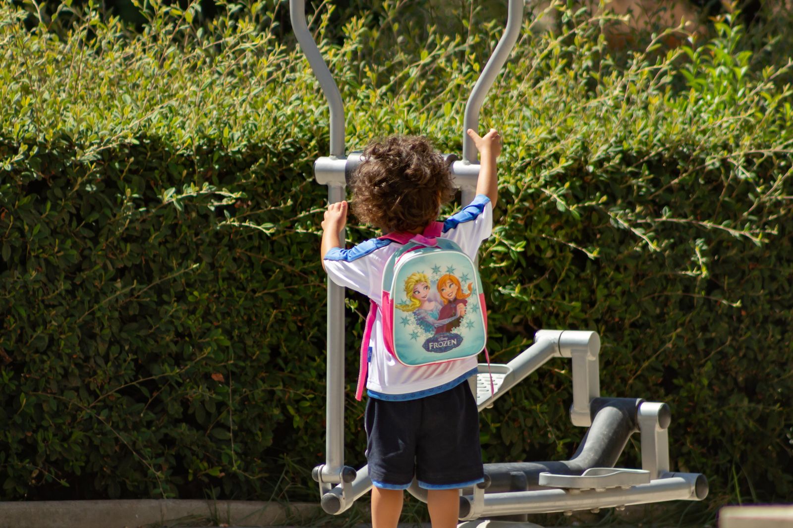 Una menor juega en un parque de actividades de adultos a la salida del colegio.