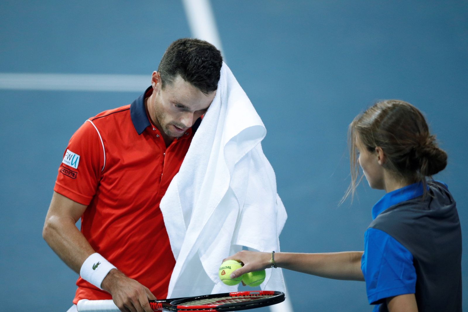 Bautista se seca el sudor tras el partido