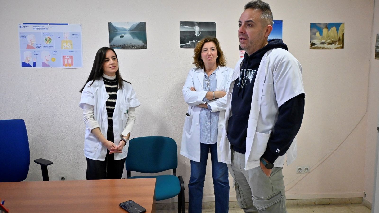Los enfermeros Ana Ordóñez, Inmaculada Molina y Samuel Talamante, en la Casa del Mar.