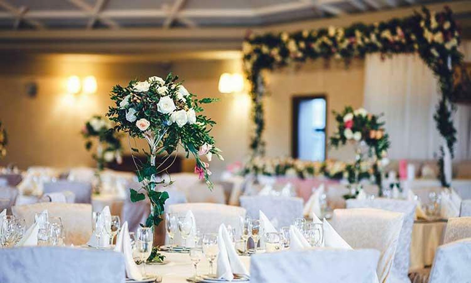 Decoración de una sala de celebraciones de boda.