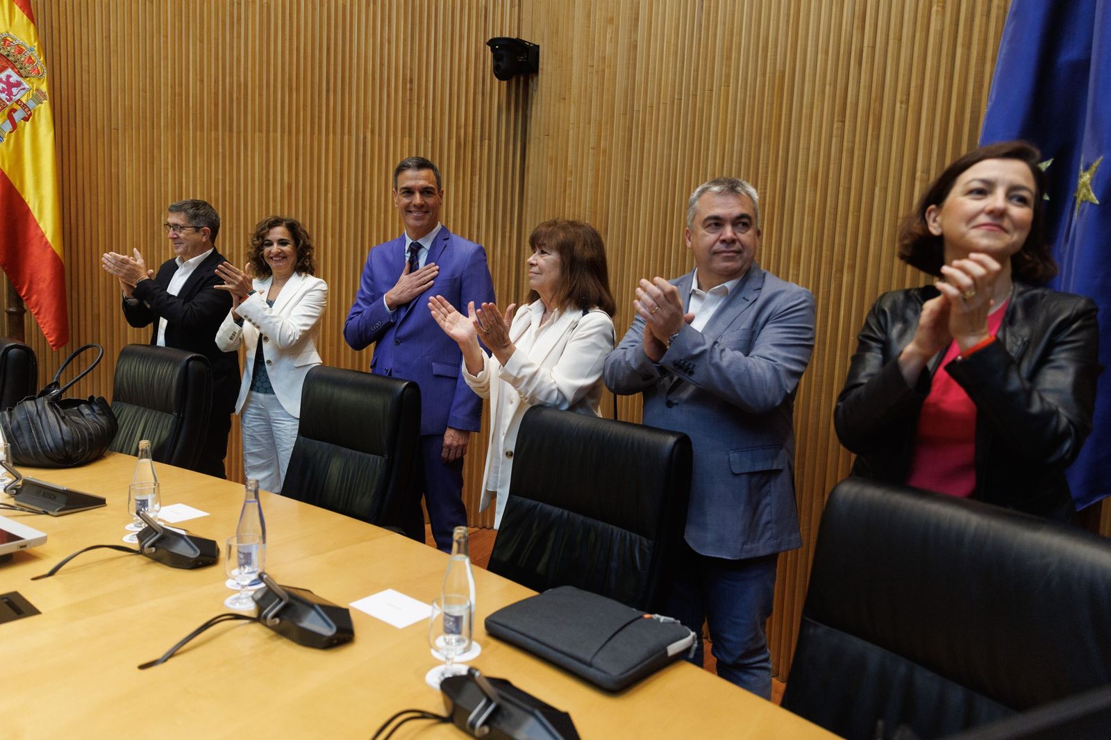 Patxi López, María Jesús Montero,Pedro Sánchez, Cristina Narbona, Santos Cerdán, Eva Granados, aplauden a su llegada a una reunión con los diputados y senadores socialistas.