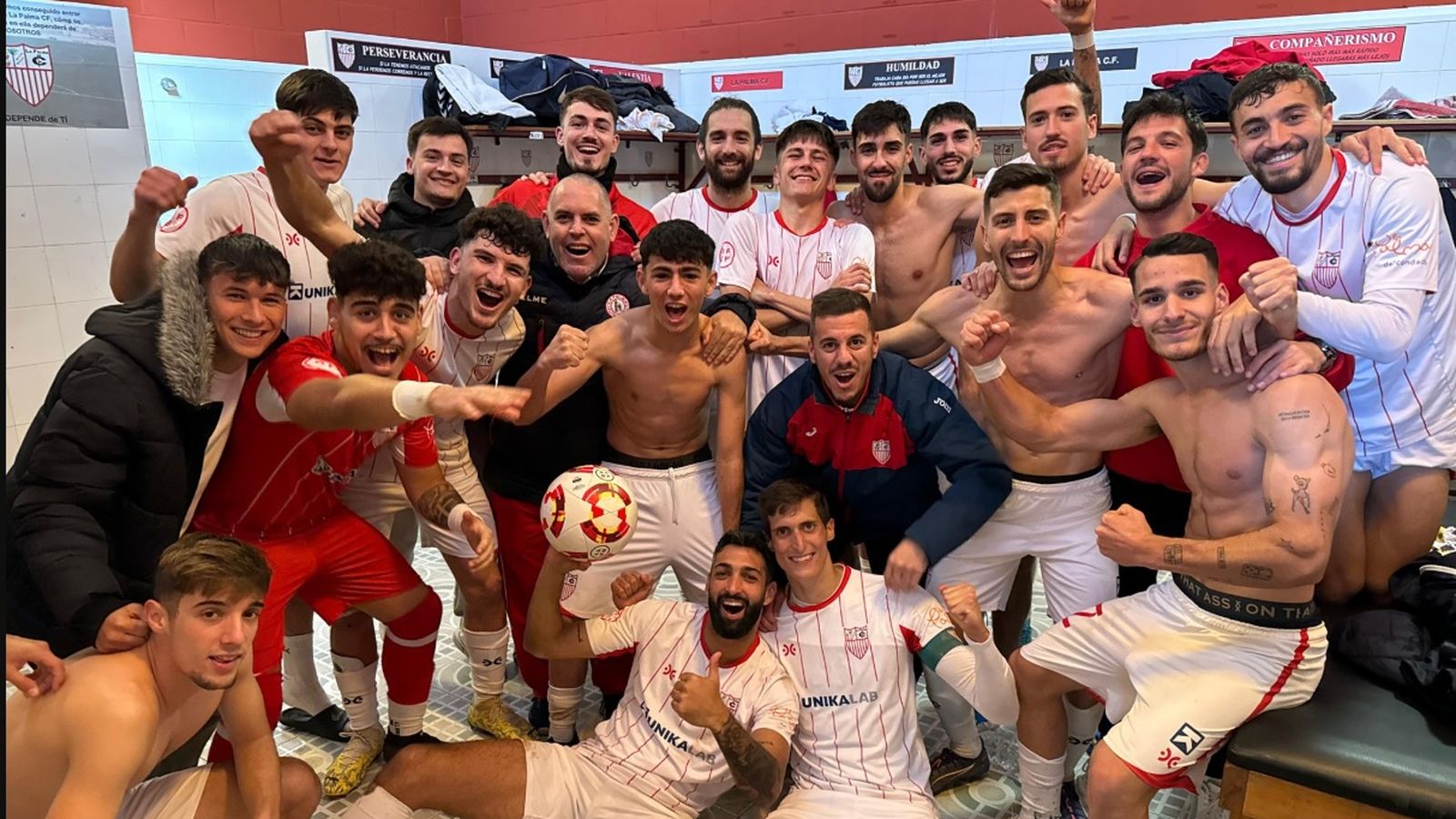 La Palma festeja su triunfo tras el partido.