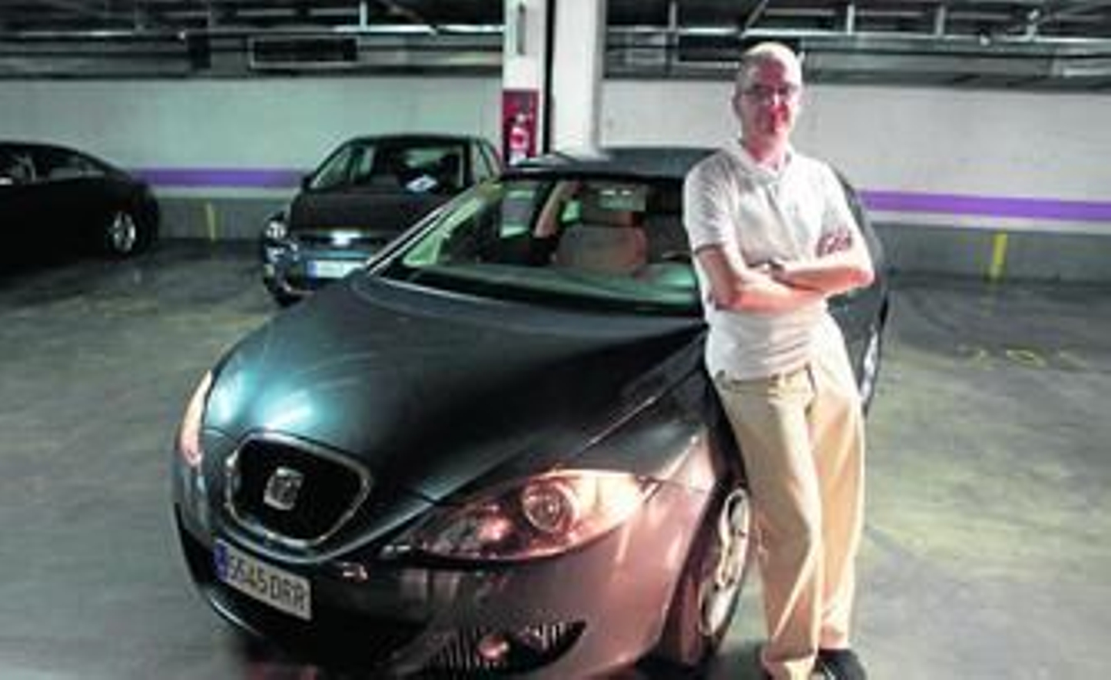 Sergio Antonio Perandrés junto a su vehículo, multado el 2 de febrero en Almuñécar.