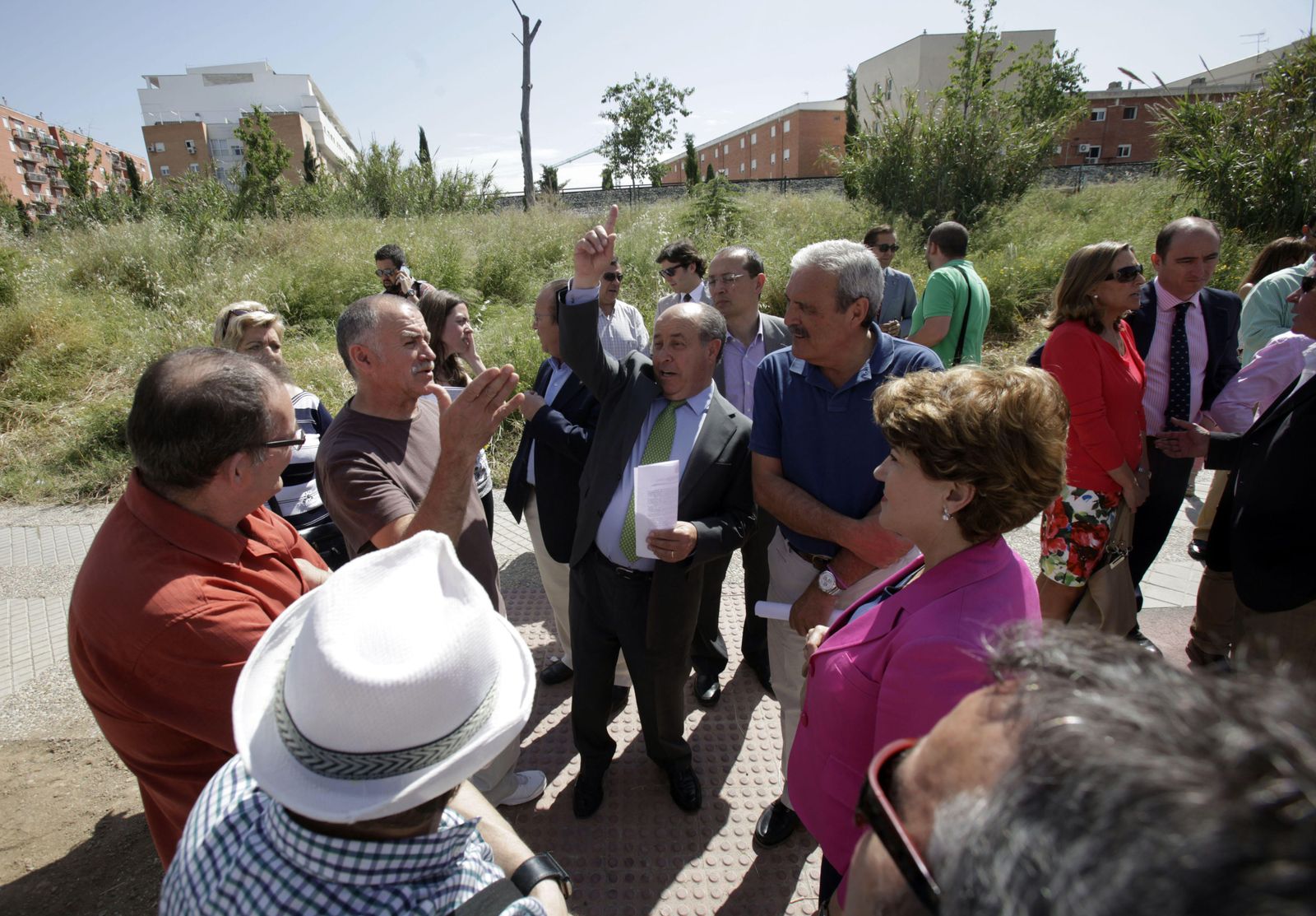 El exalcalde, junto al gerente denunciado, y otros responsables municipales, se reunieron con los vecinos de la zona, que llevan años de movilizaciones.