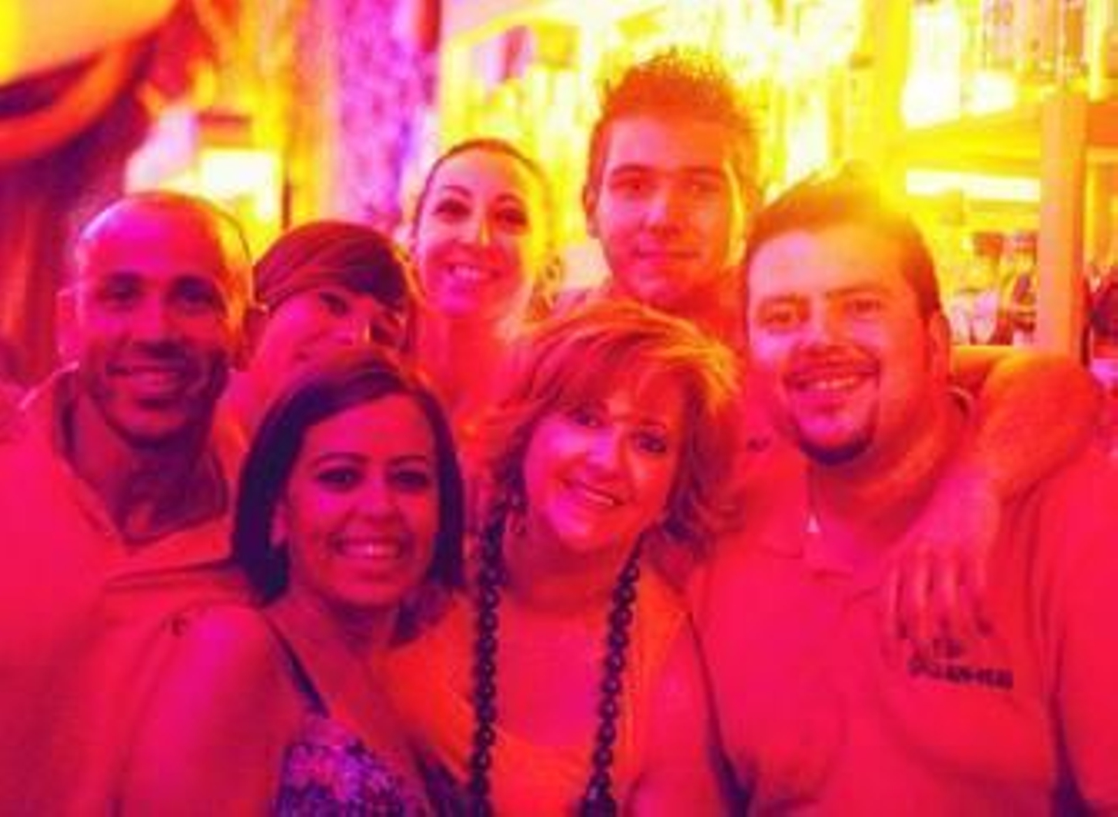 Miembros de la caseta Guan-Nai, junto con amigos, posan para este medio.