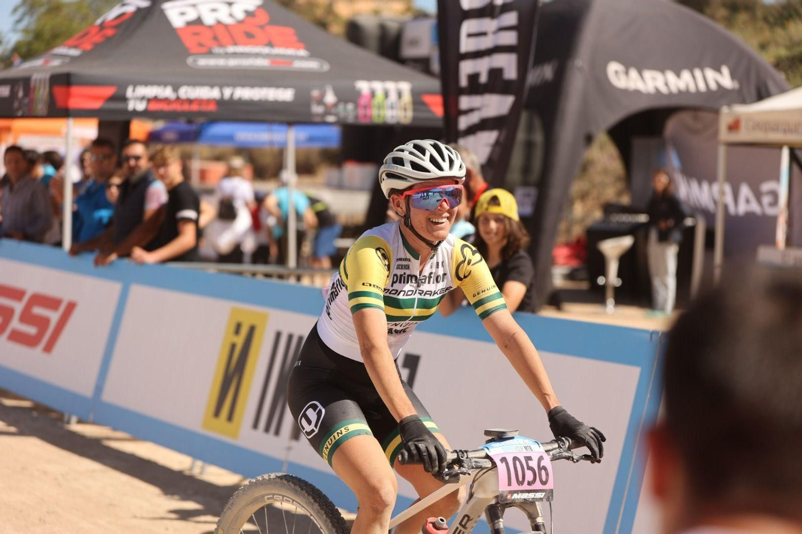 Bec Henderson después de su llegada a línea de mete en la prueba disputada en Baza.