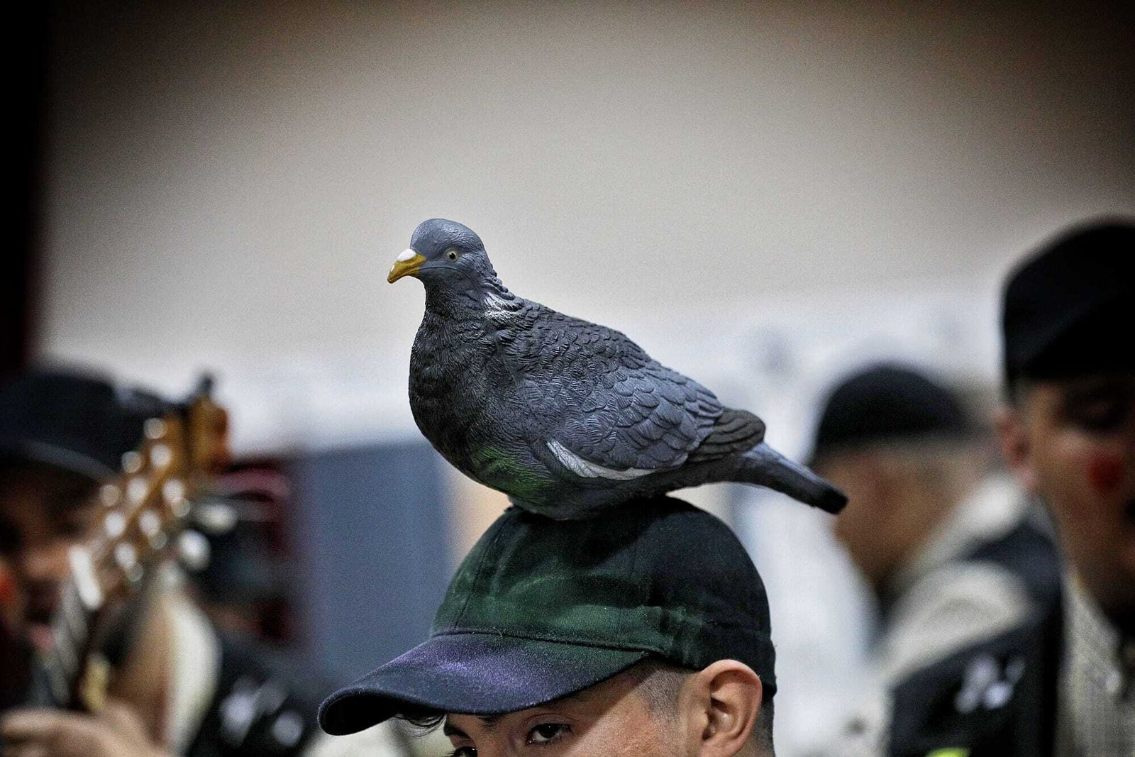 Chirigota 'El que la sigue la consigue' en camerinos.
