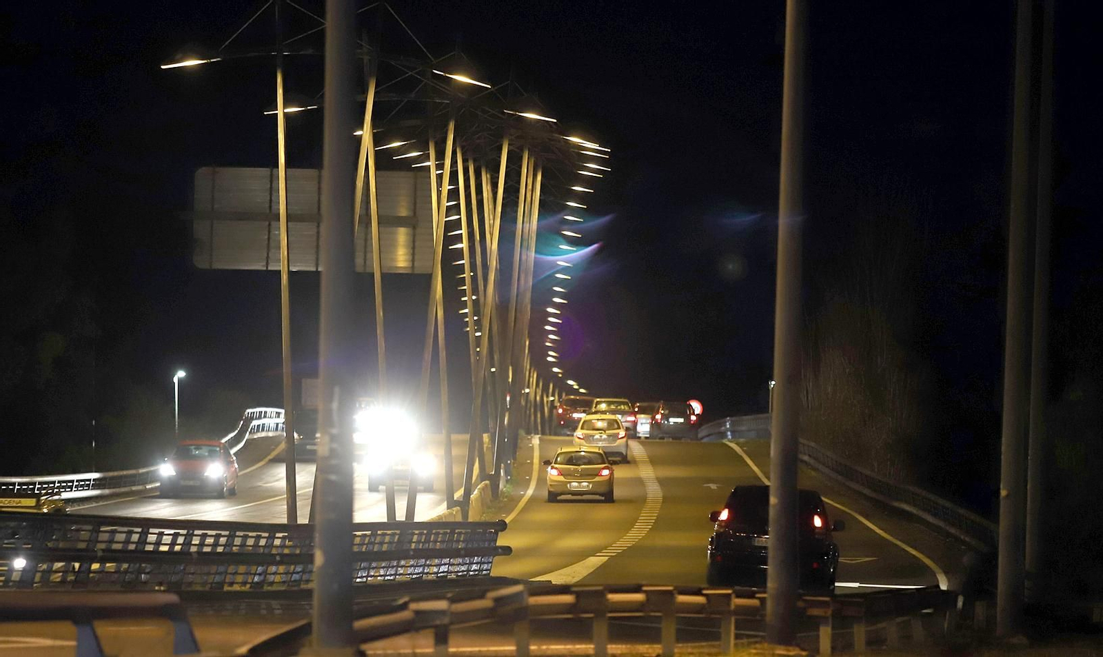 El Puente del Odiel ya luce de nuevo iluminado.
