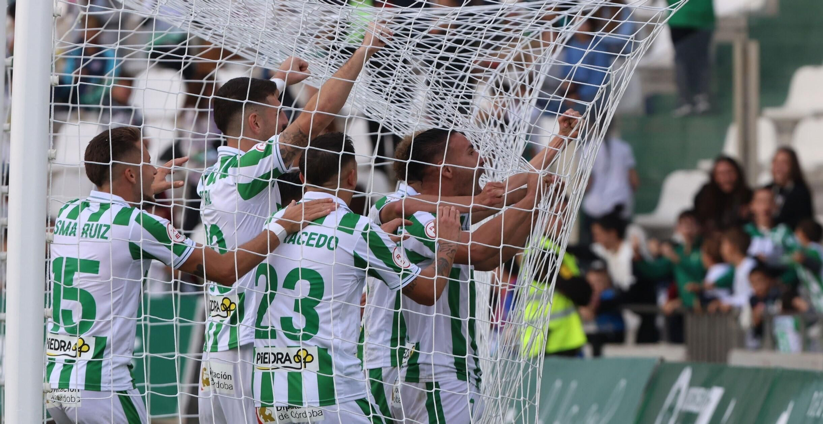 Kike Márquez, capitán del Córdoba CF, celebra con rabia su gol al Ceuta mientras es abrazado por sus compañeros. Kike Márquez, capitán del Córdoba CF, celebra con rabia su gol al Ceuta mientras es abrazado por sus compañeros.