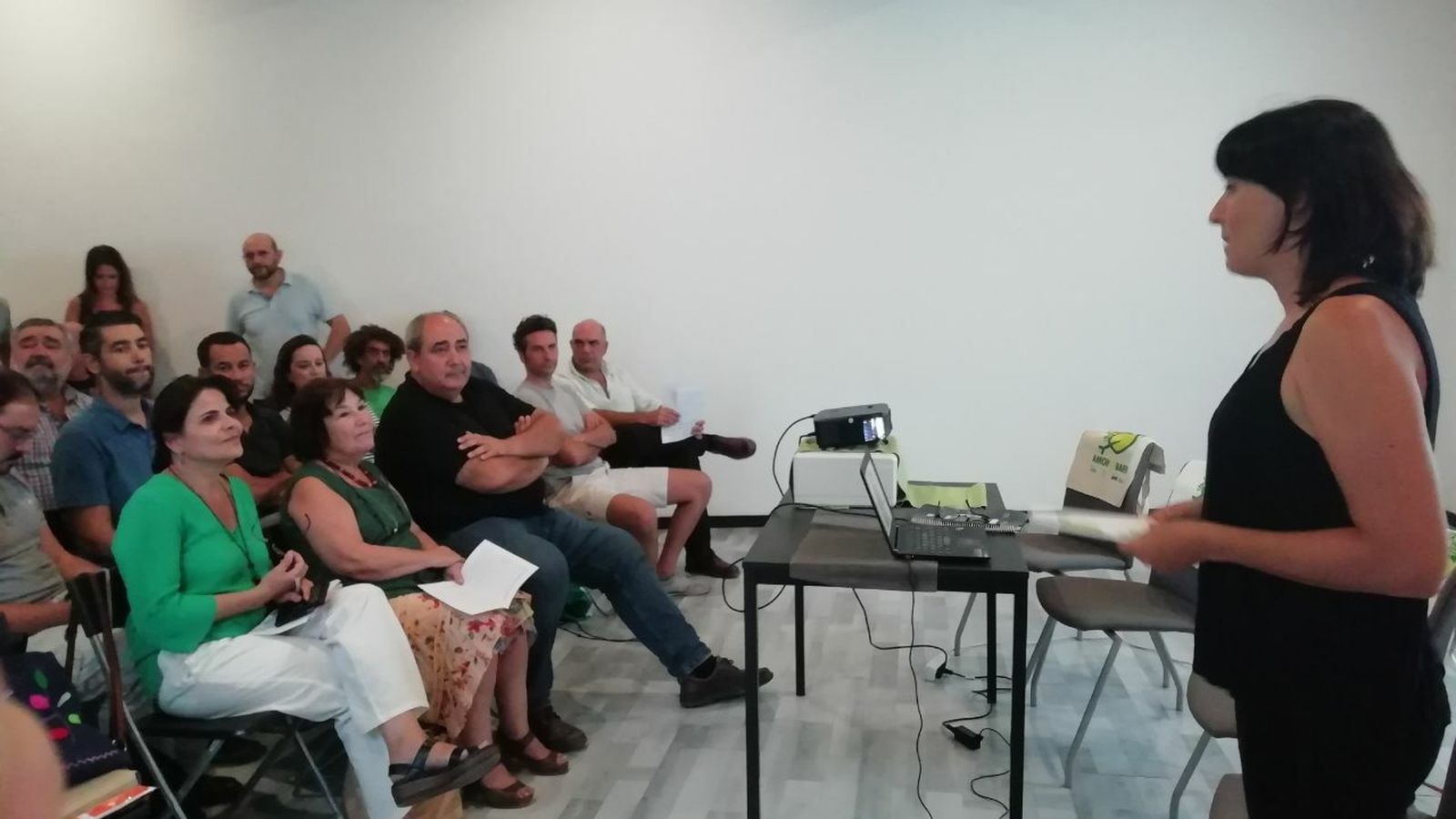 Isabel Porras, de Amor de Barrio, una de las entidades organizadoras, presentó la iniciativa.