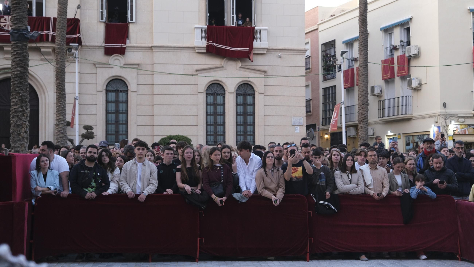 Estudiantes en la Semana Santa de Almería 2025