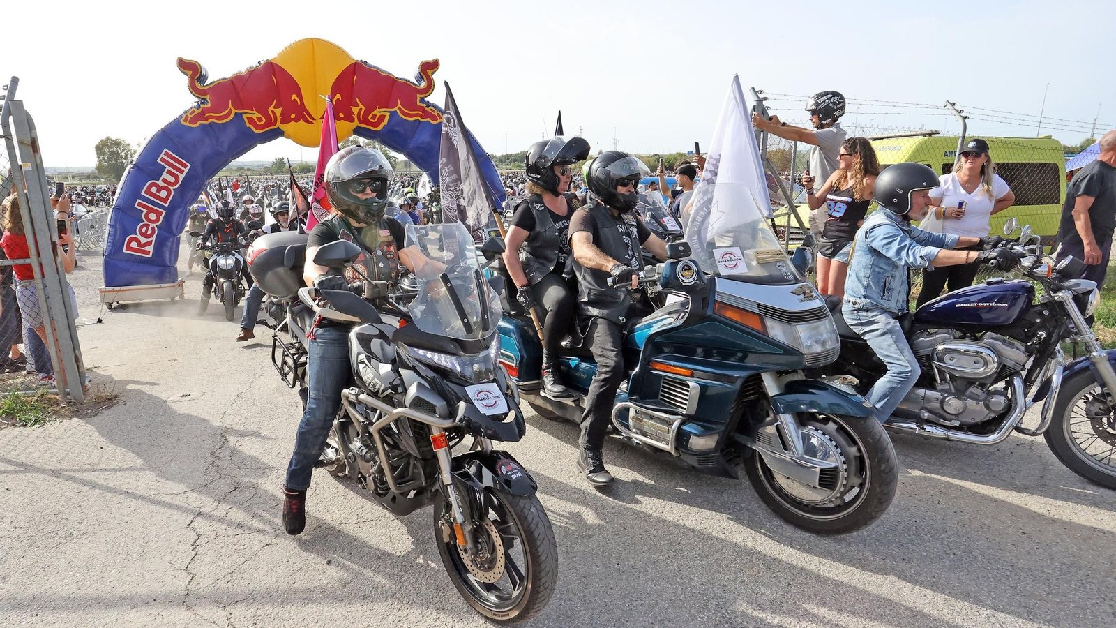 Salida de la caravana motera desde el Circuito de Jerez - Ángel Nieto Salida de la caravana motera desde el Circuito de Jerez - Ángel Nieto